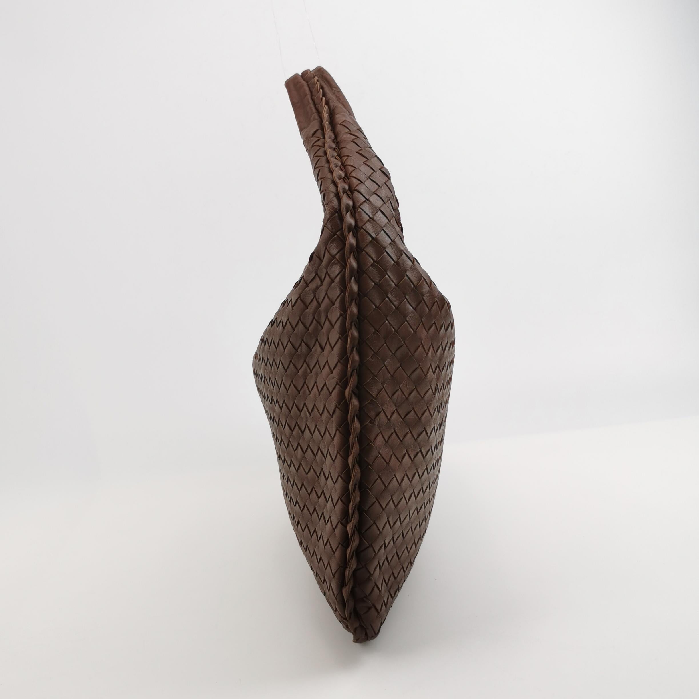 Nero Bottega Veneta Veneta Hobo Intrecciato in pelle d'agnello marrone medio in vendita