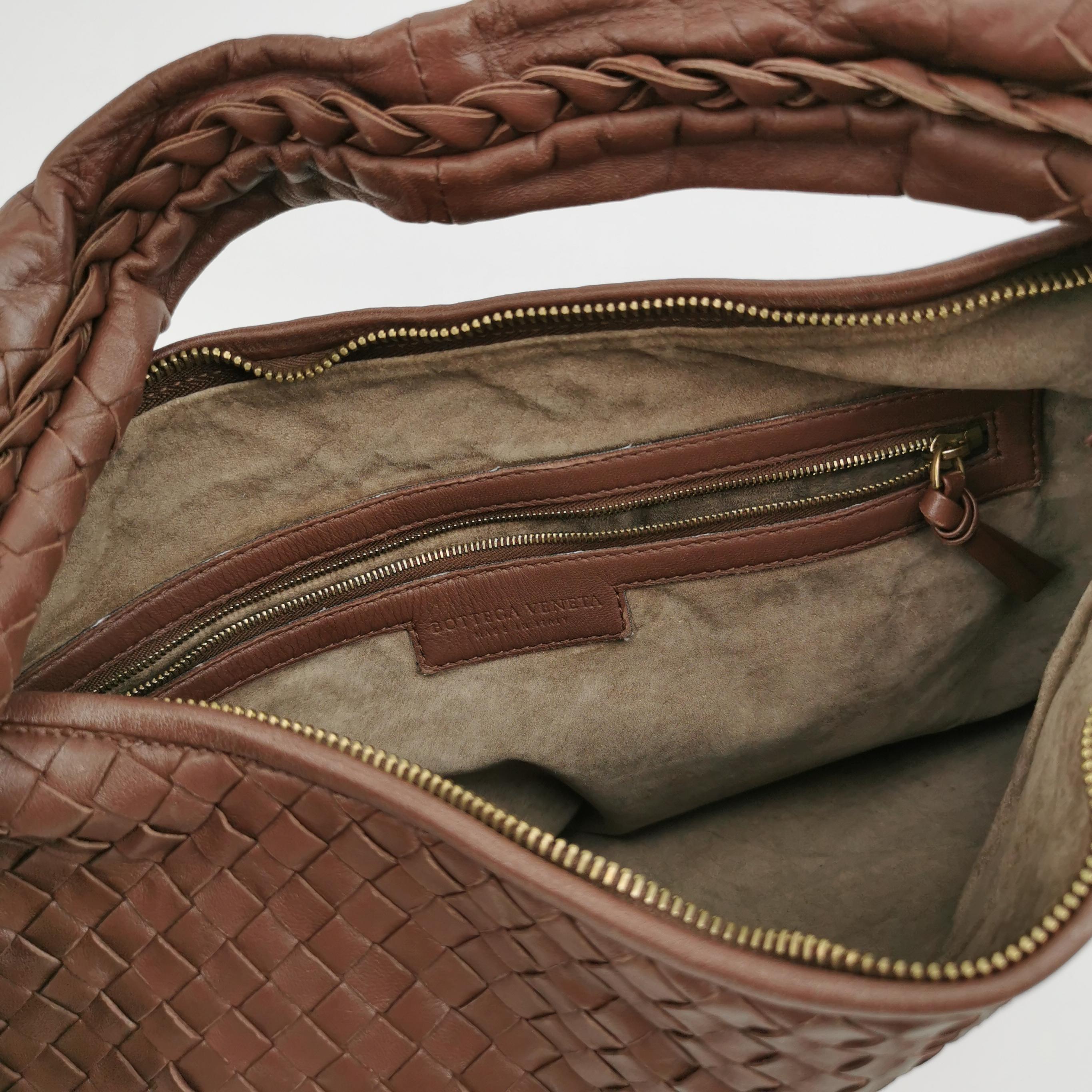 Bottega Veneta Veneta Hobo Intrecciato in pelle d'agnello marrone medio in vendita 1