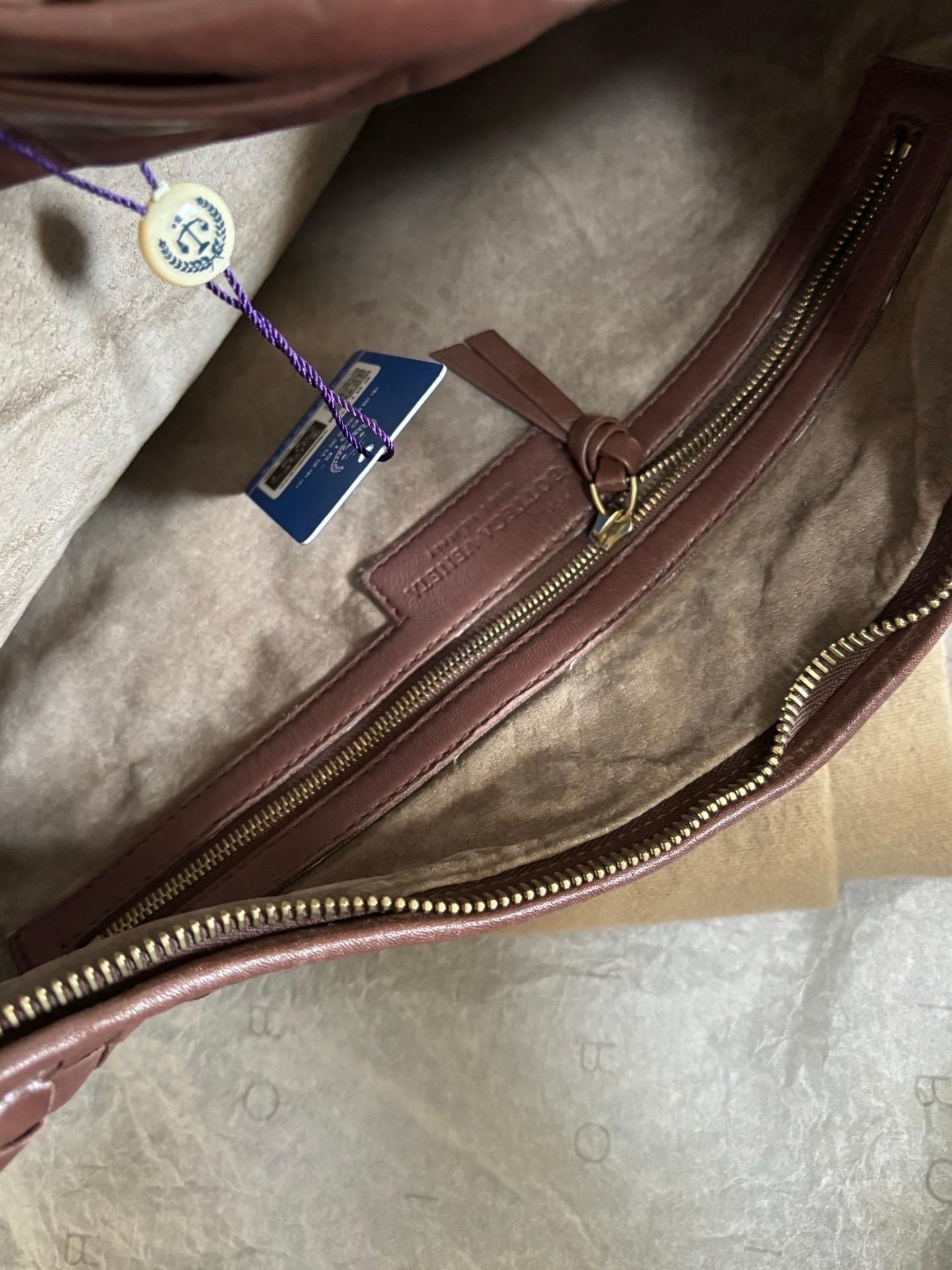 Bottega Veneta Hobo Intrecciato Chocolat Marron Moyen Cuir d'Agneau en vente 3