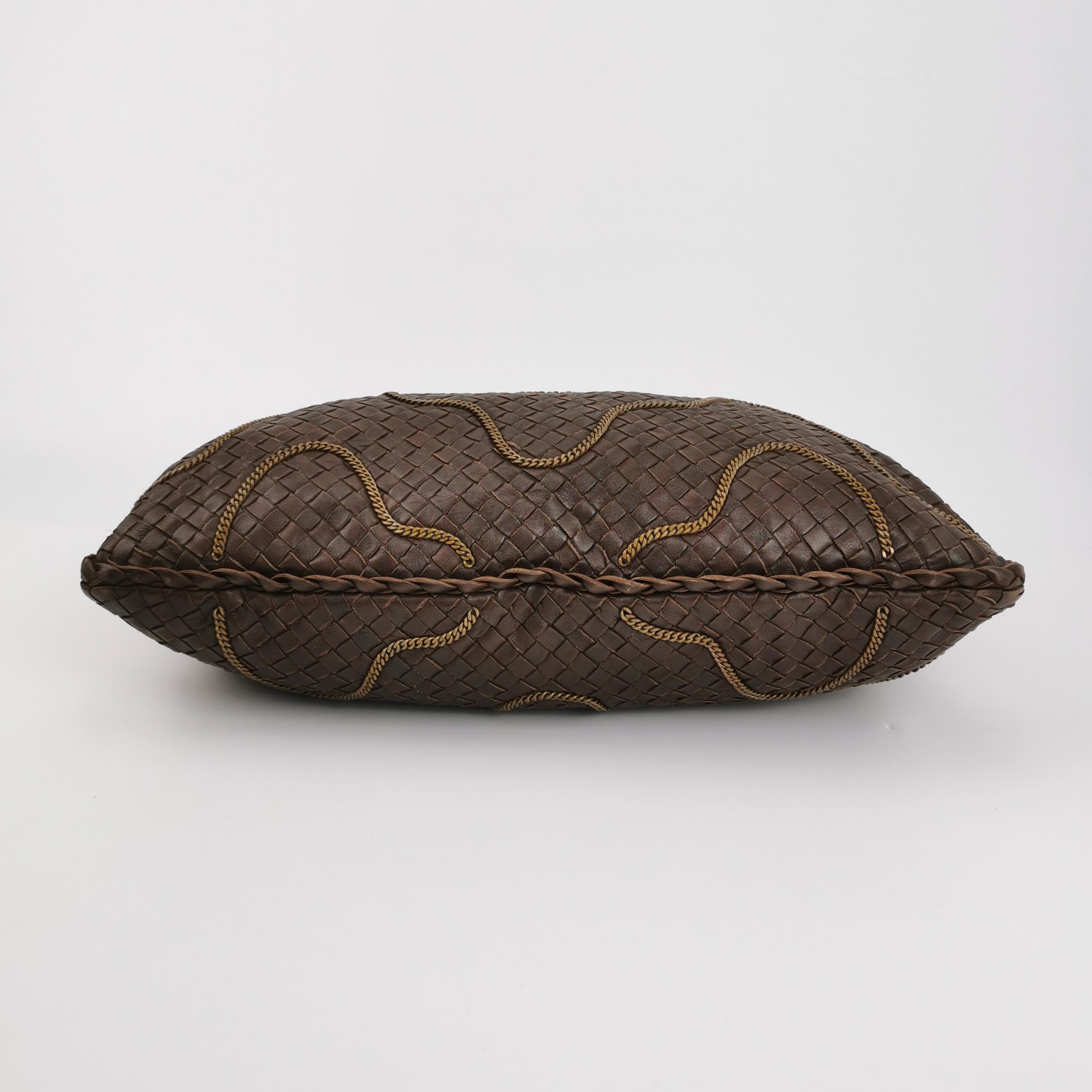 Bottega Veneta Hobo Intrecciato Cuir marron foncé Fermeture éclair Chaîne Embellie en vente 5