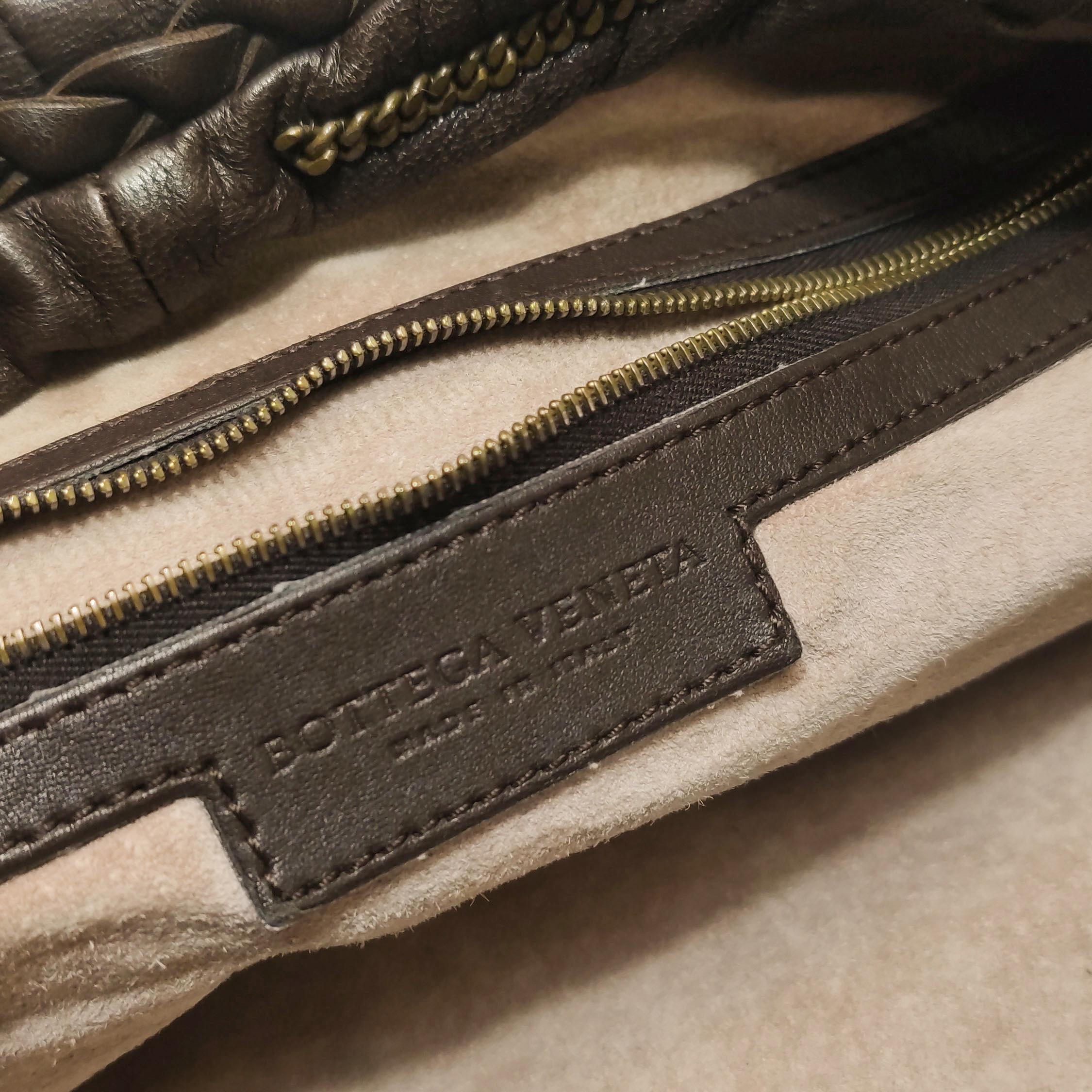 Bottega Veneta Hobo Intrecciato Cuir marron foncé Fermeture éclair Chaîne Embellie en vente 8