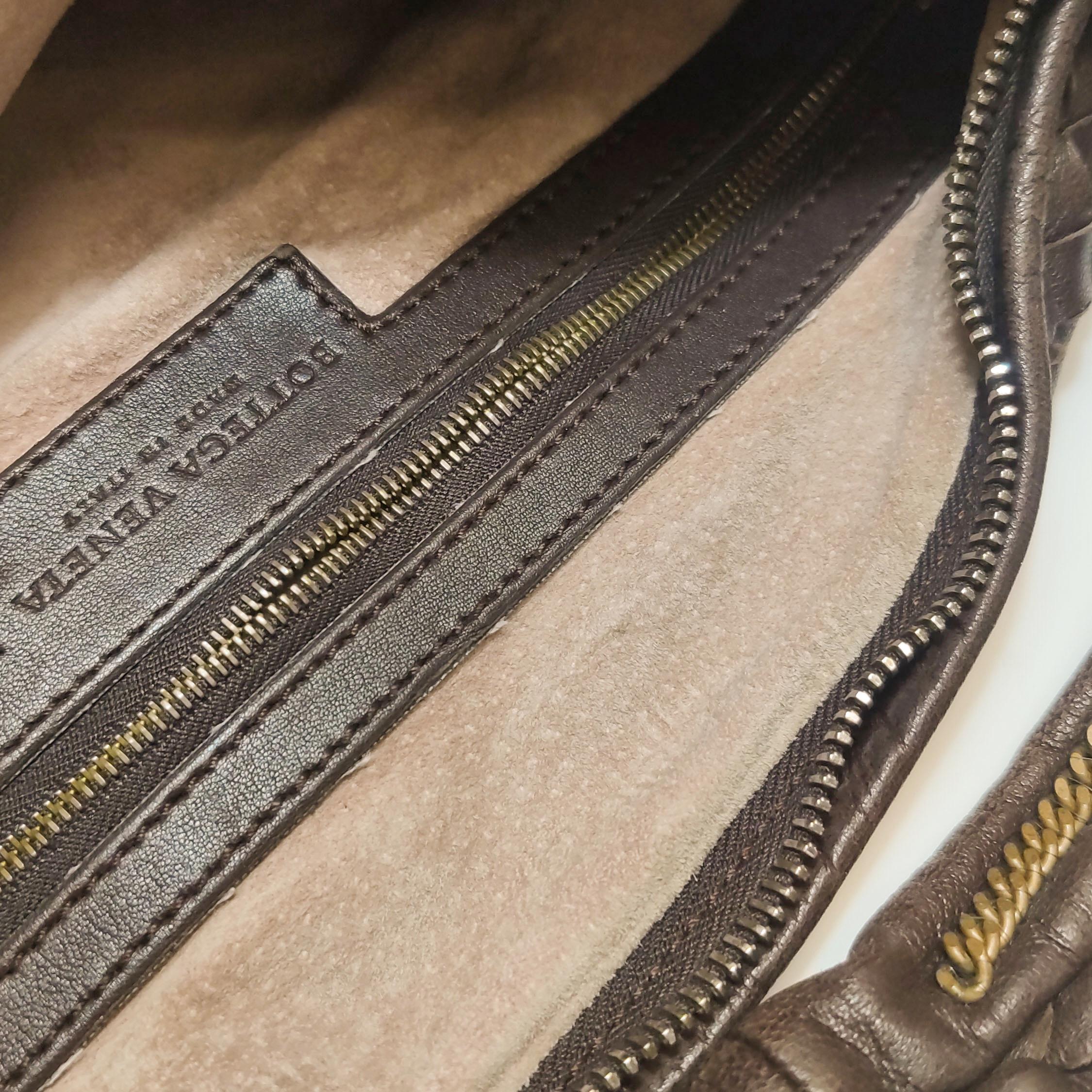 Bottega Veneta Hobo Intrecciato Cuir marron foncé Fermeture éclair Chaîne Embellie en vente 10