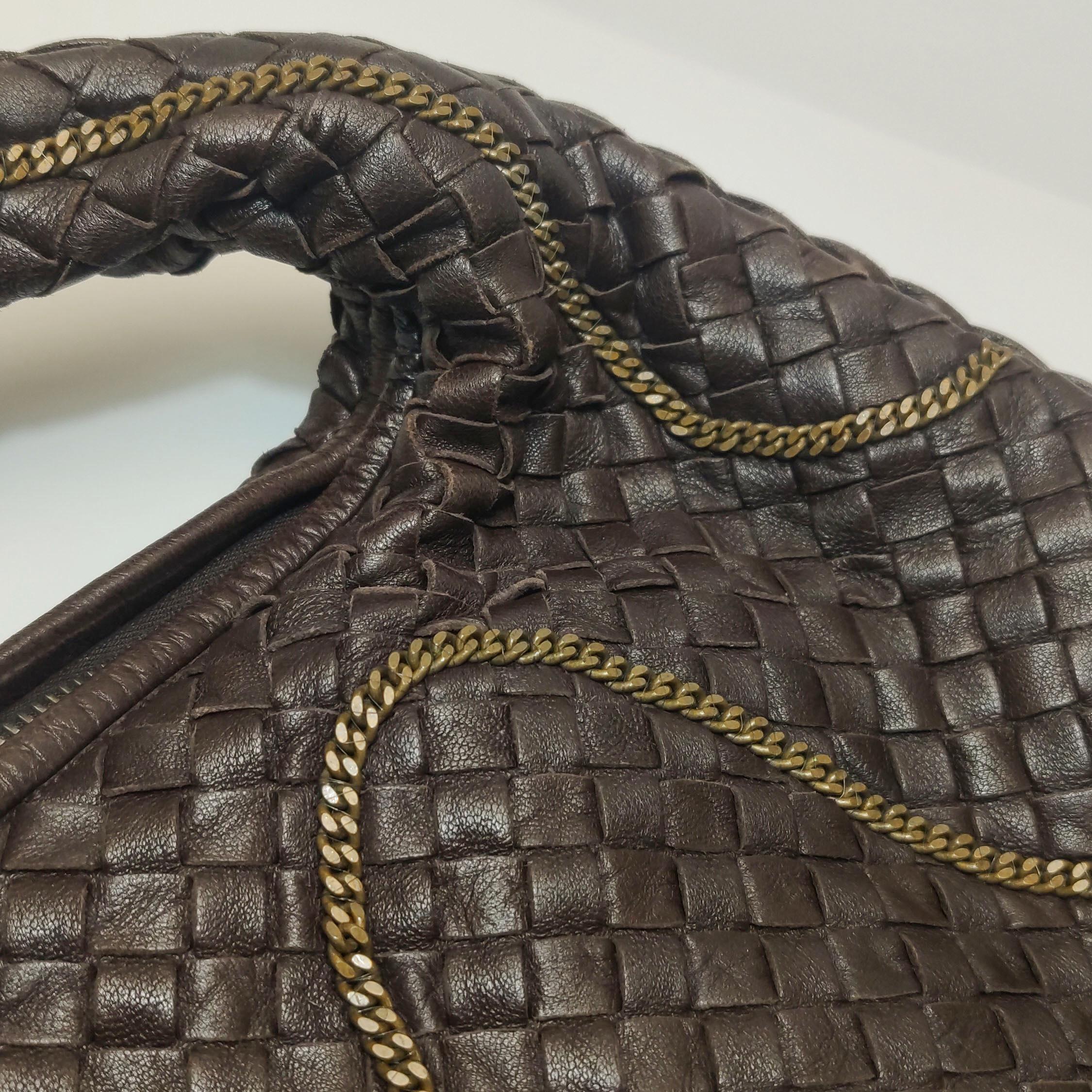 Bottega Veneta Hobo Intrecciato Cuir marron foncé Fermeture éclair Chaîne Embellie en vente 11