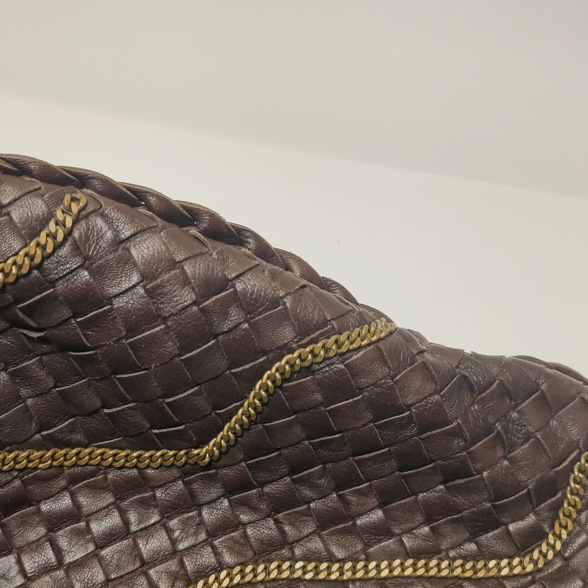 Bottega Veneta Hobo Intrecciato Cuir marron foncé Fermeture éclair Chaîne Embellie en vente 12