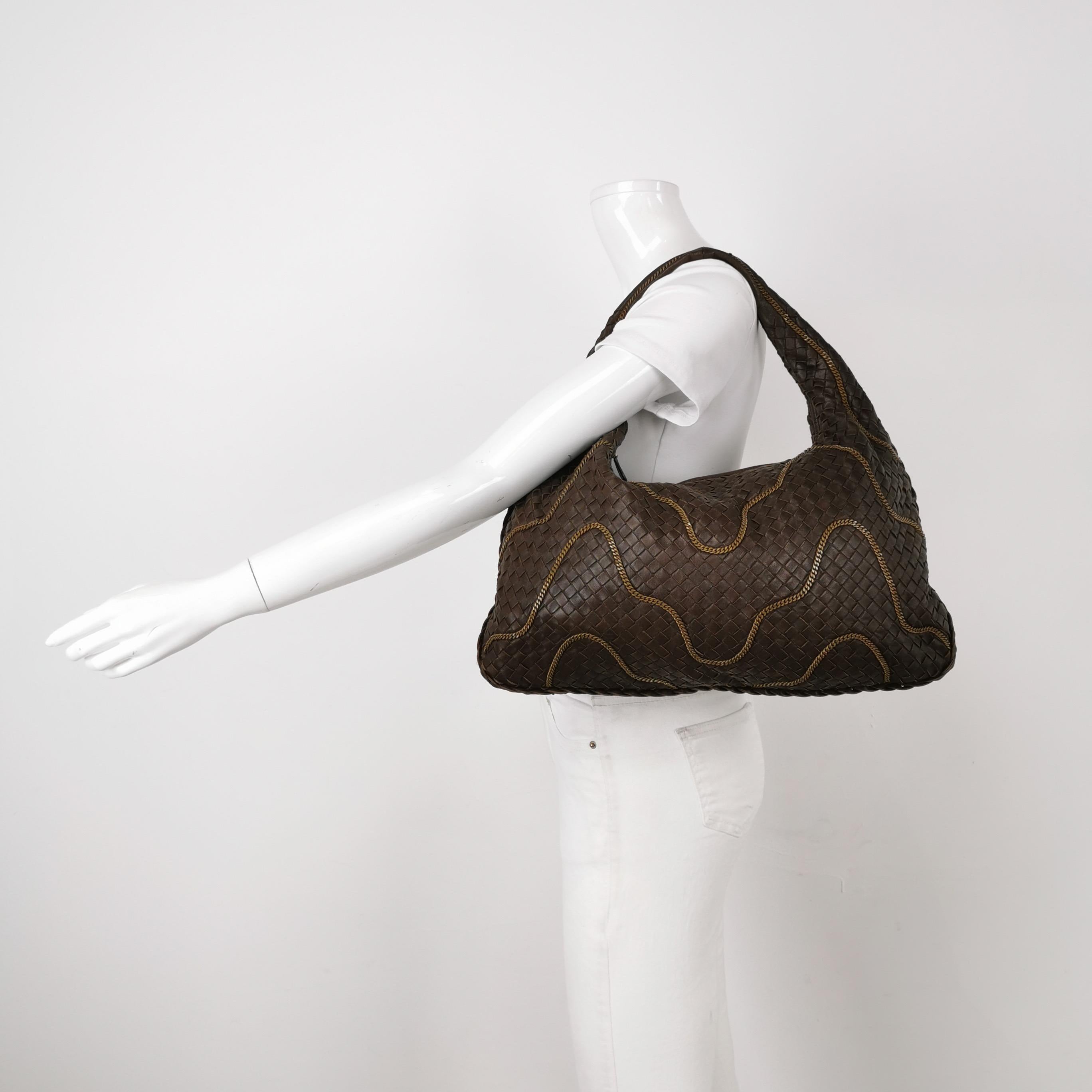 Ce sac Bottega Veneta est une pièce de luxe exceptionnelle, réalisée en cuir d'agneau emblématique avec le tissage Intrecciato immédiatement reconnaissable. Ce sac est suffisamment spacieux pour contenir tous vos essentiels, c'est l'accessoire