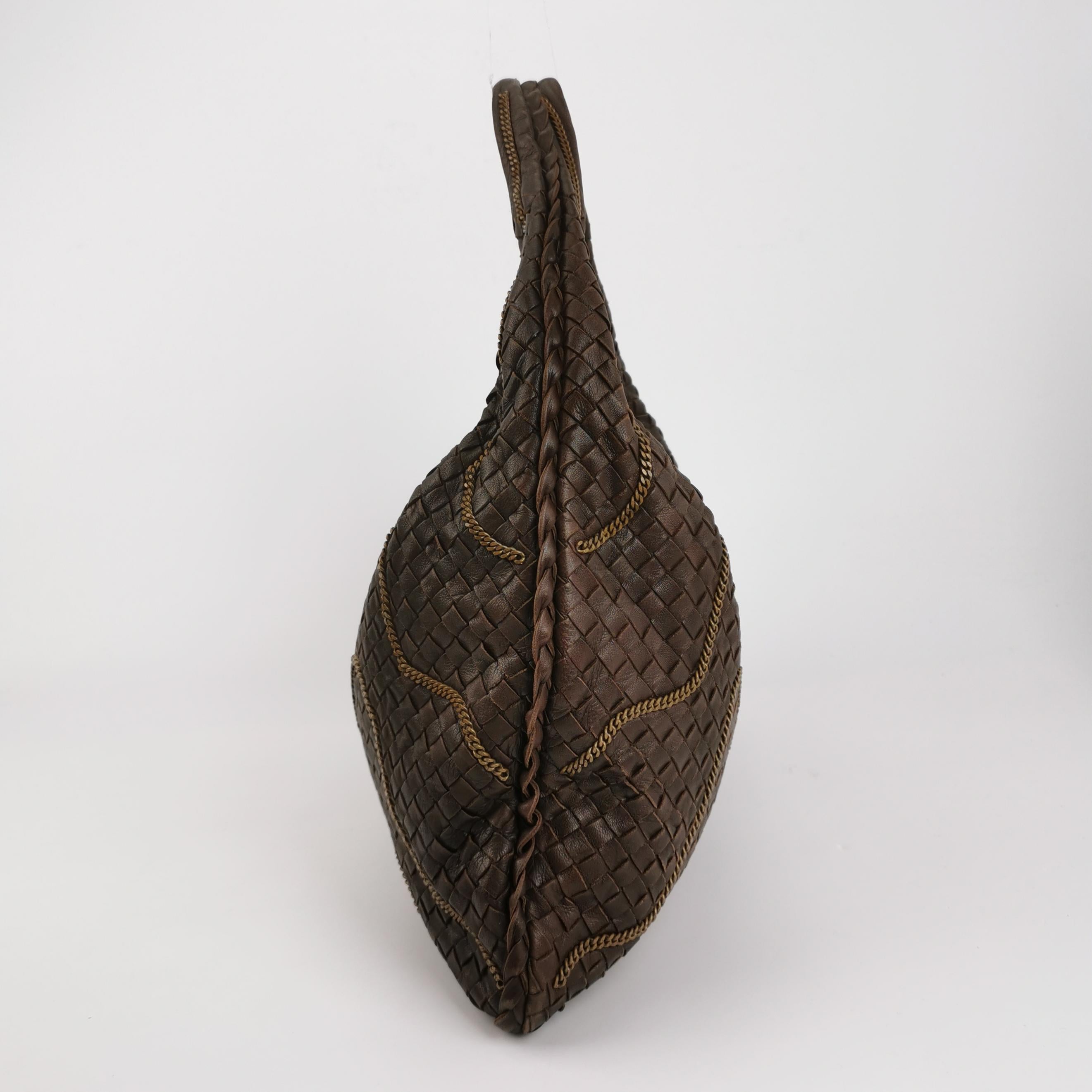 Noir Bottega Veneta Hobo Intrecciato Cuir marron foncé Fermeture éclair Chaîne Embellie en vente