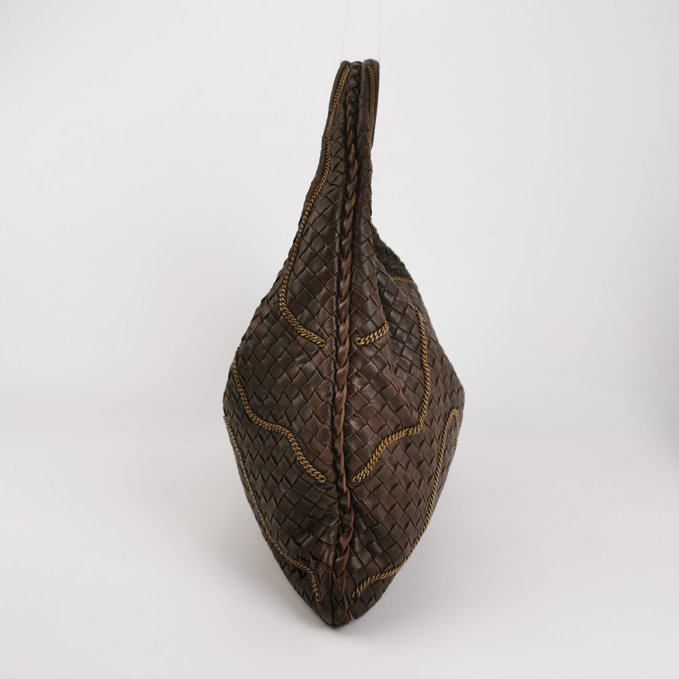 Bottega Veneta Hobo Intrecciato Cuir marron foncé Fermeture éclair Chaîne Embellie Bon état - En vente à AUBERVILLIERS, FR