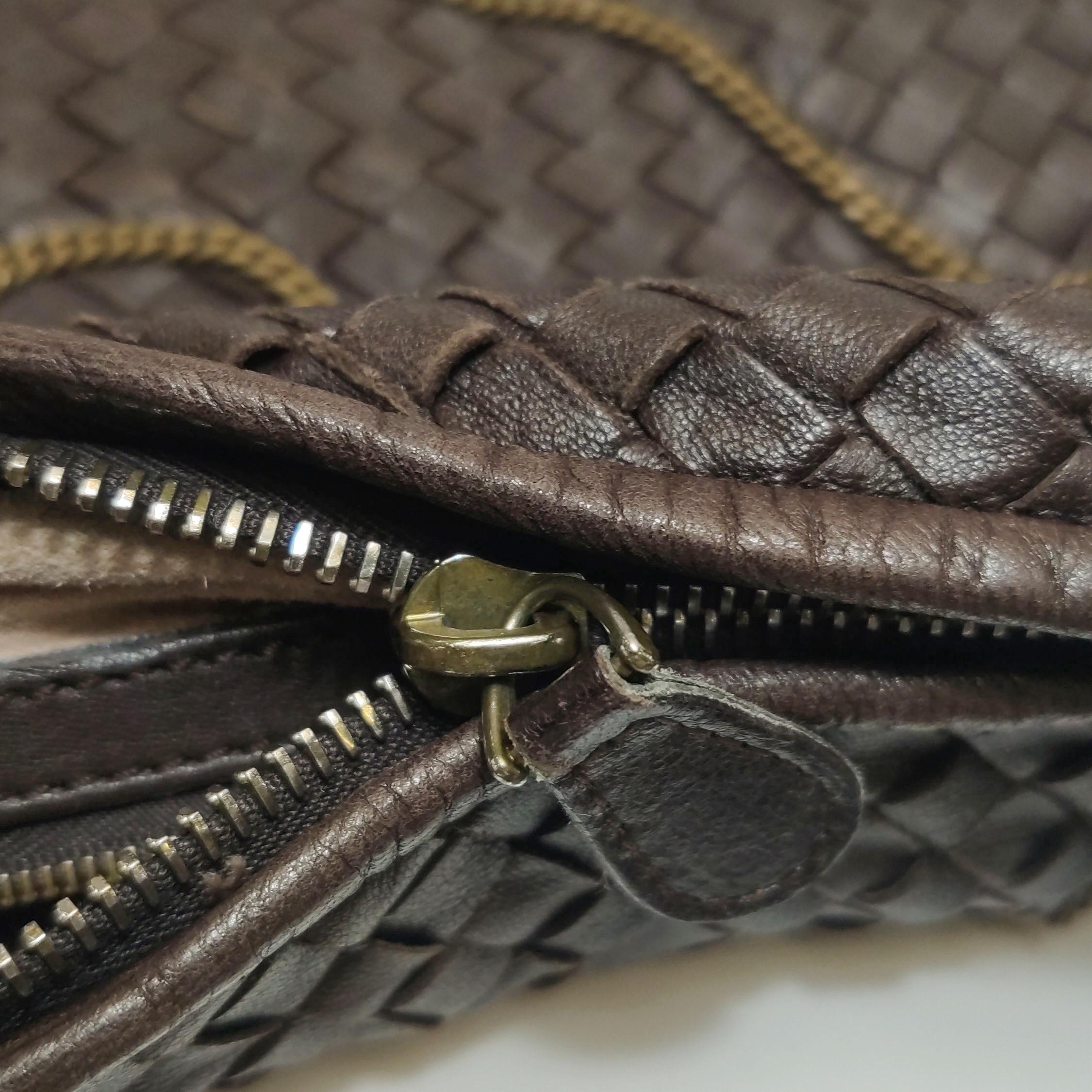 Bottega Veneta Hobo Intrecciato Cuir marron foncé Fermeture éclair Chaîne Embellie en vente 1