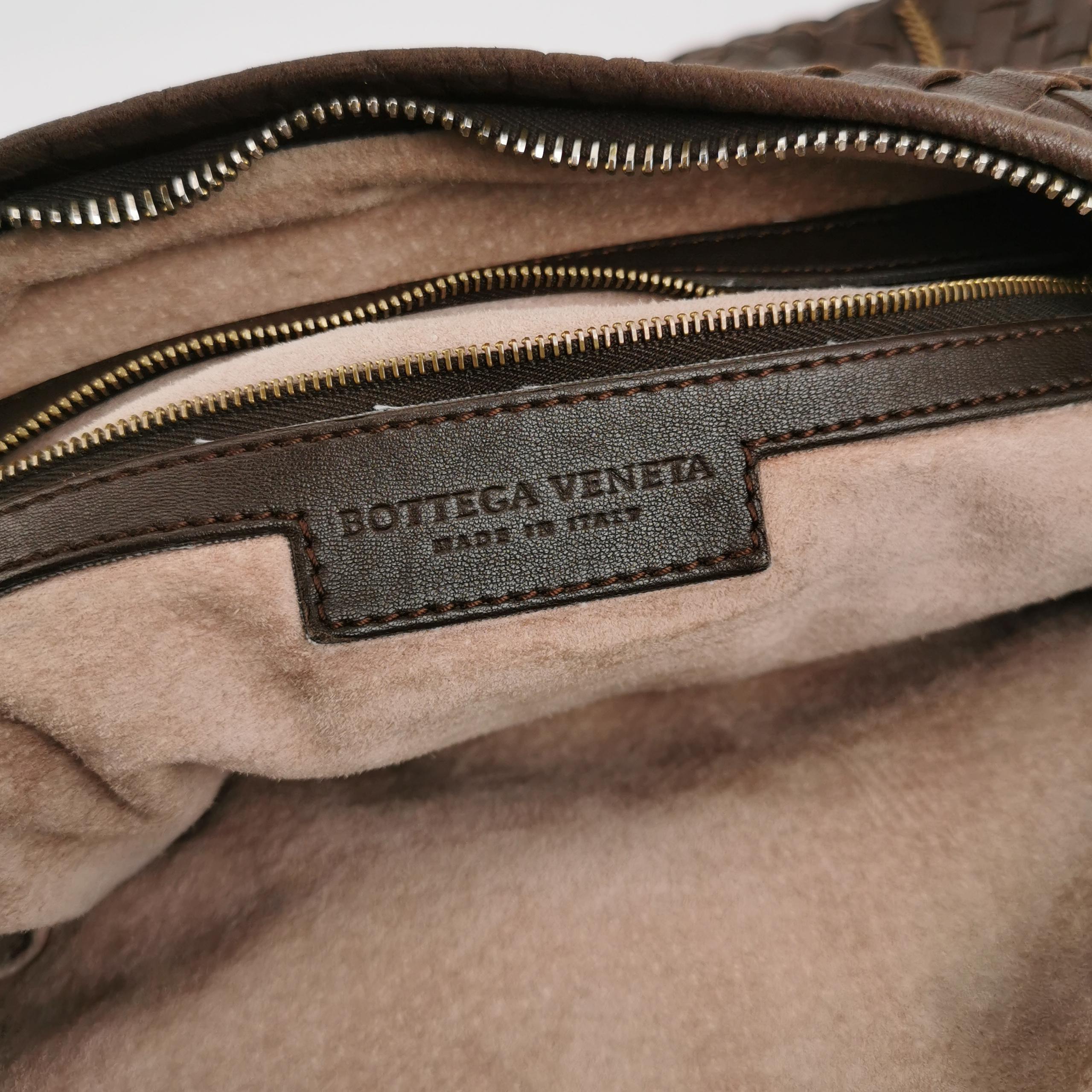 Bottega Veneta Hobo Intrecciato Cuir marron foncé Fermeture éclair Chaîne Embellie en vente 3