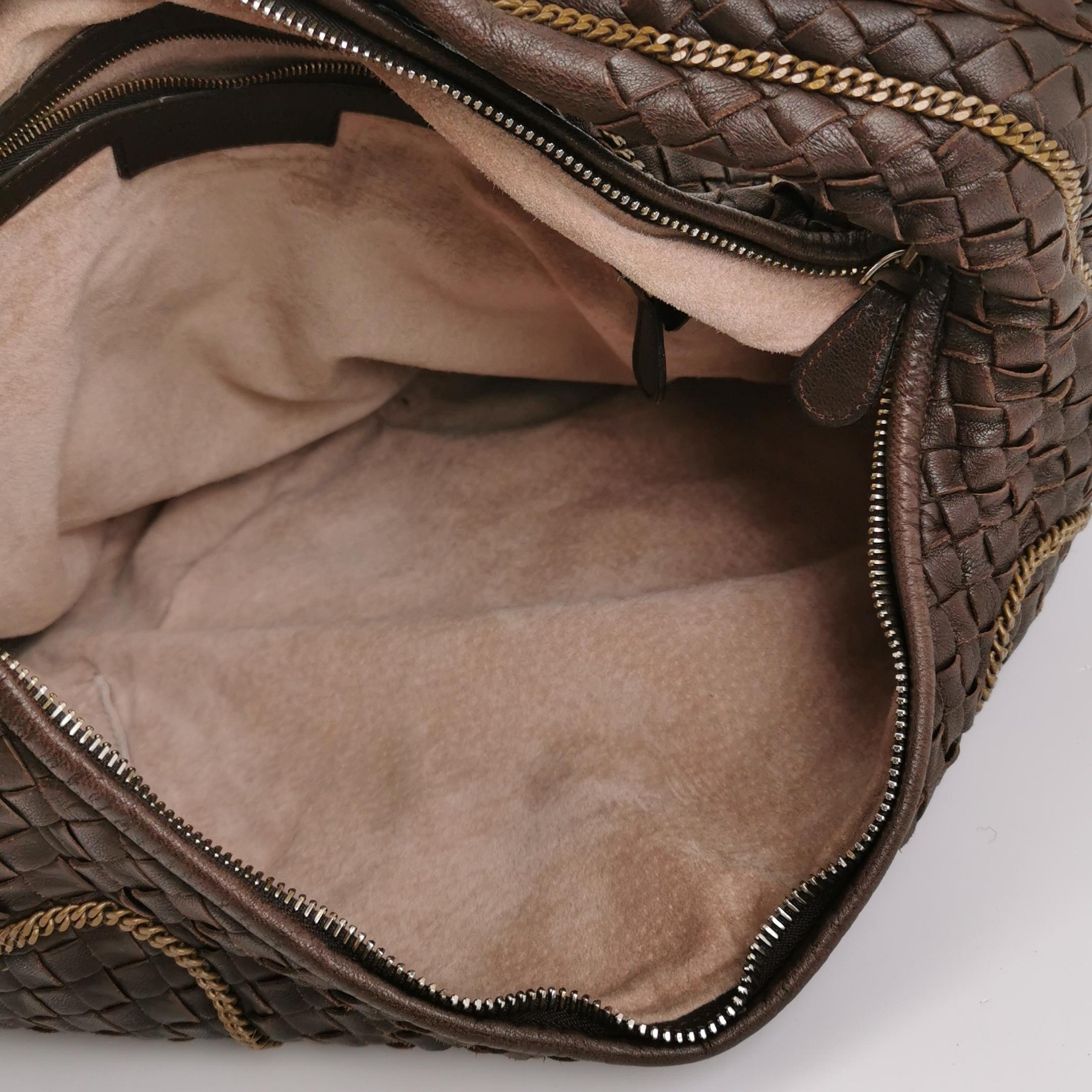 Bottega Veneta Hobo Intrecciato Cuir marron foncé Fermeture éclair Chaîne Embellie en vente 4