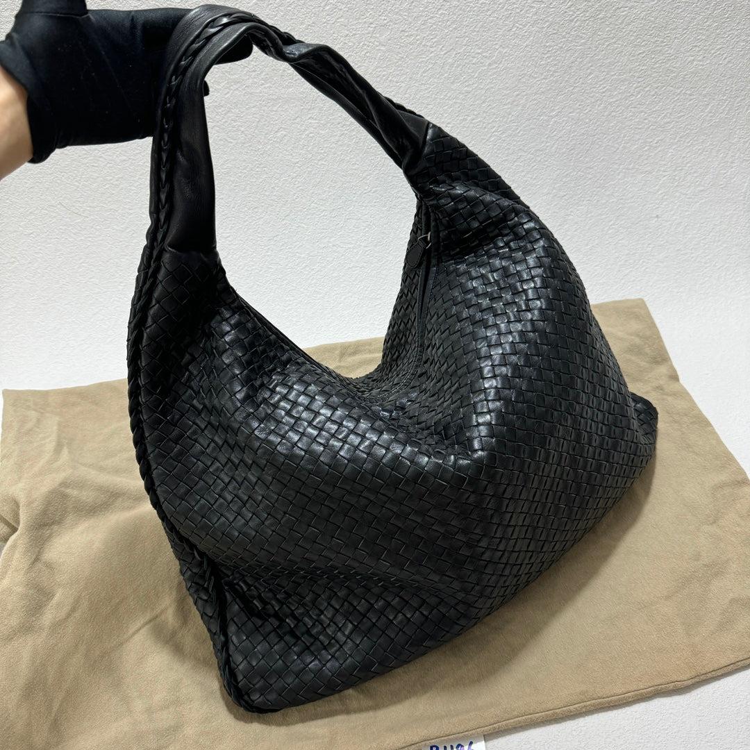Bottega Veneta Veneta Hobo Large Black 50-53cm Lambskin Leather
These are professional photos of the actual bag.
  This Bottega Veneta Veneta Bag is an exceptional piece of luxury, crafted from iconic lambskin leather with the instantly recognizable