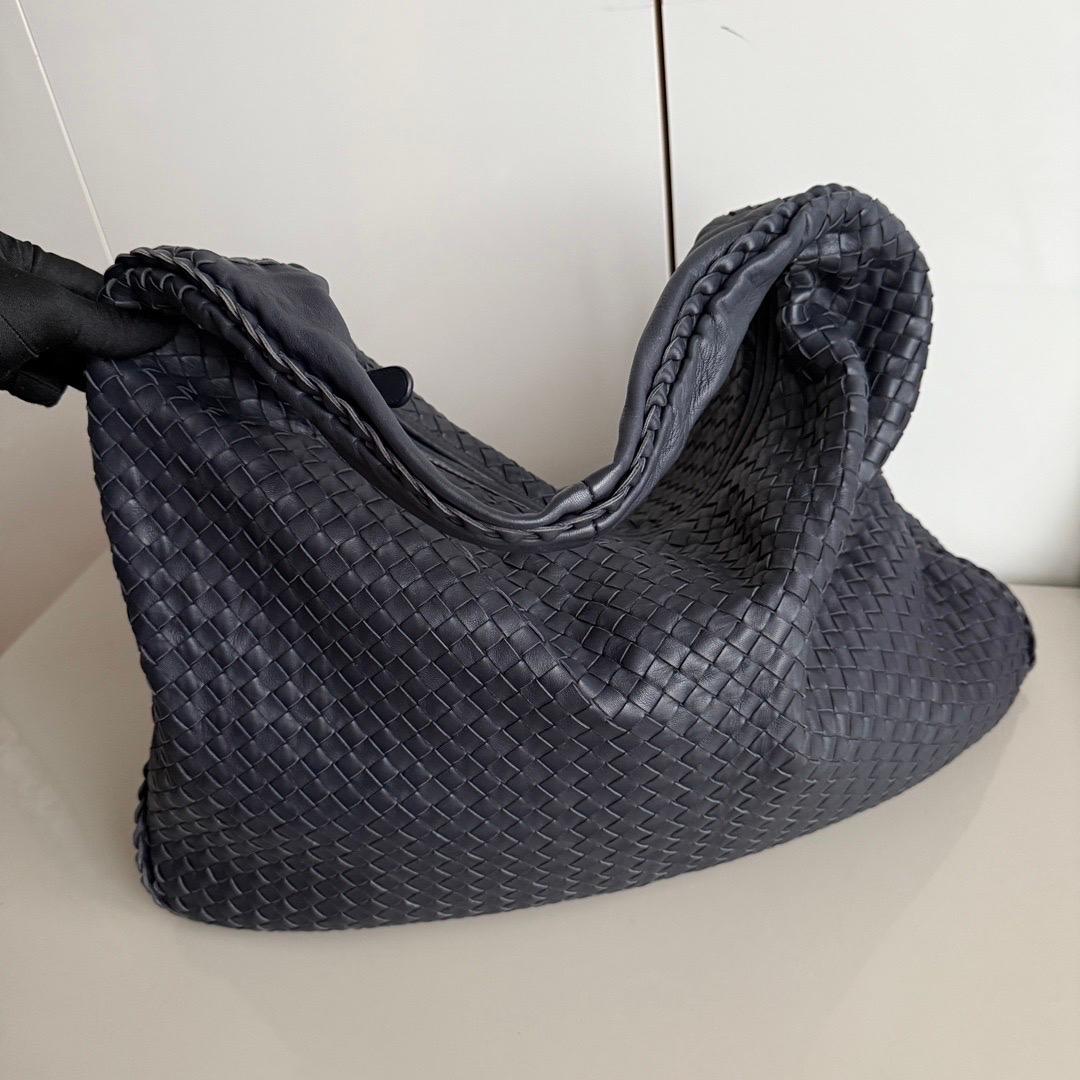 Bottega Veneta Veneta Hobo Large Black 50-53cm Lambskin Leather
These are professional photos of the actual bag.
  This Bottega Veneta Veneta Bag is an exceptional piece of luxury, crafted from iconic lambskin leather with the instantly recognizable