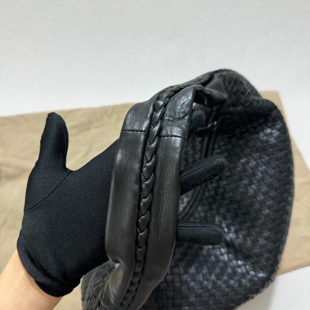 Bottega Veneta Veneta Hobo Large Black 50-53cm Lambskin Leather In Excellent Condition In AUBERVILLIERS, FR