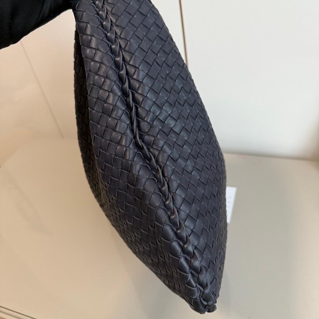 Bottega Veneta Veneta Hobo Large Black 50-53cm Lambskin Leather In Excellent Condition In AUBERVILLIERS, FR