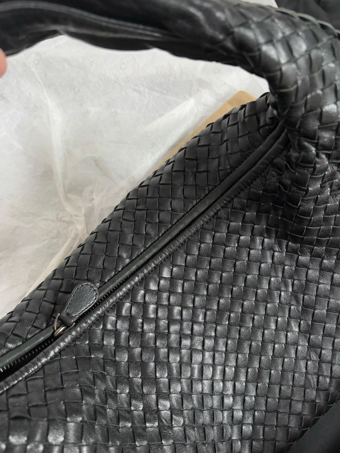 Bottega Veneta Hobo Large Cuir Noir 48cm en vente 11