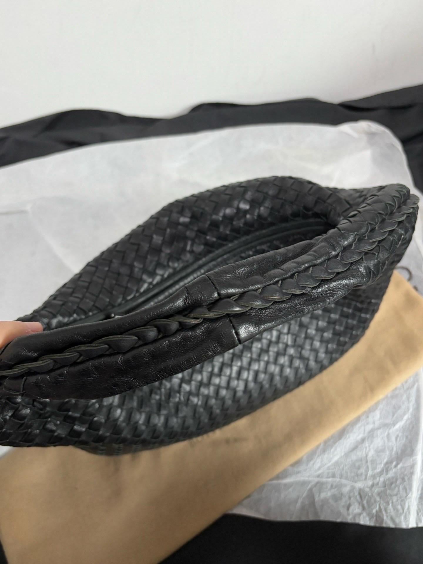 This Bottega Veneta Veneta Bag is an exceptional piece of luxury, crafted from iconic lambskin leather with the instantly recognizable Intrecciato weave. This bag is roomy enough for all your essentials, it's the perfect accessory for stylish and