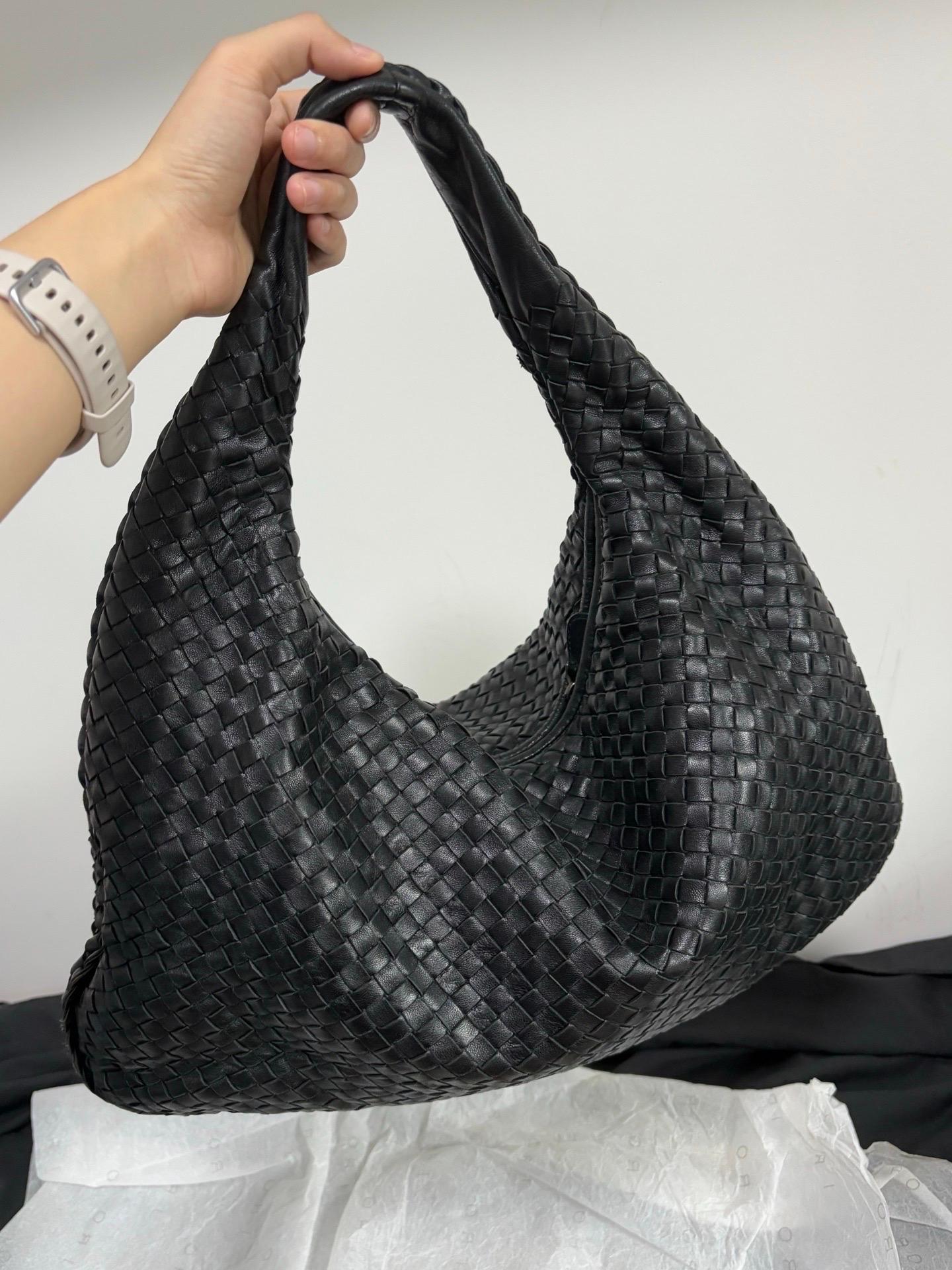 Bottega Veneta Hobo Large Cuir Noir 48cm Bon état - En vente à AUBERVILLIERS, FR