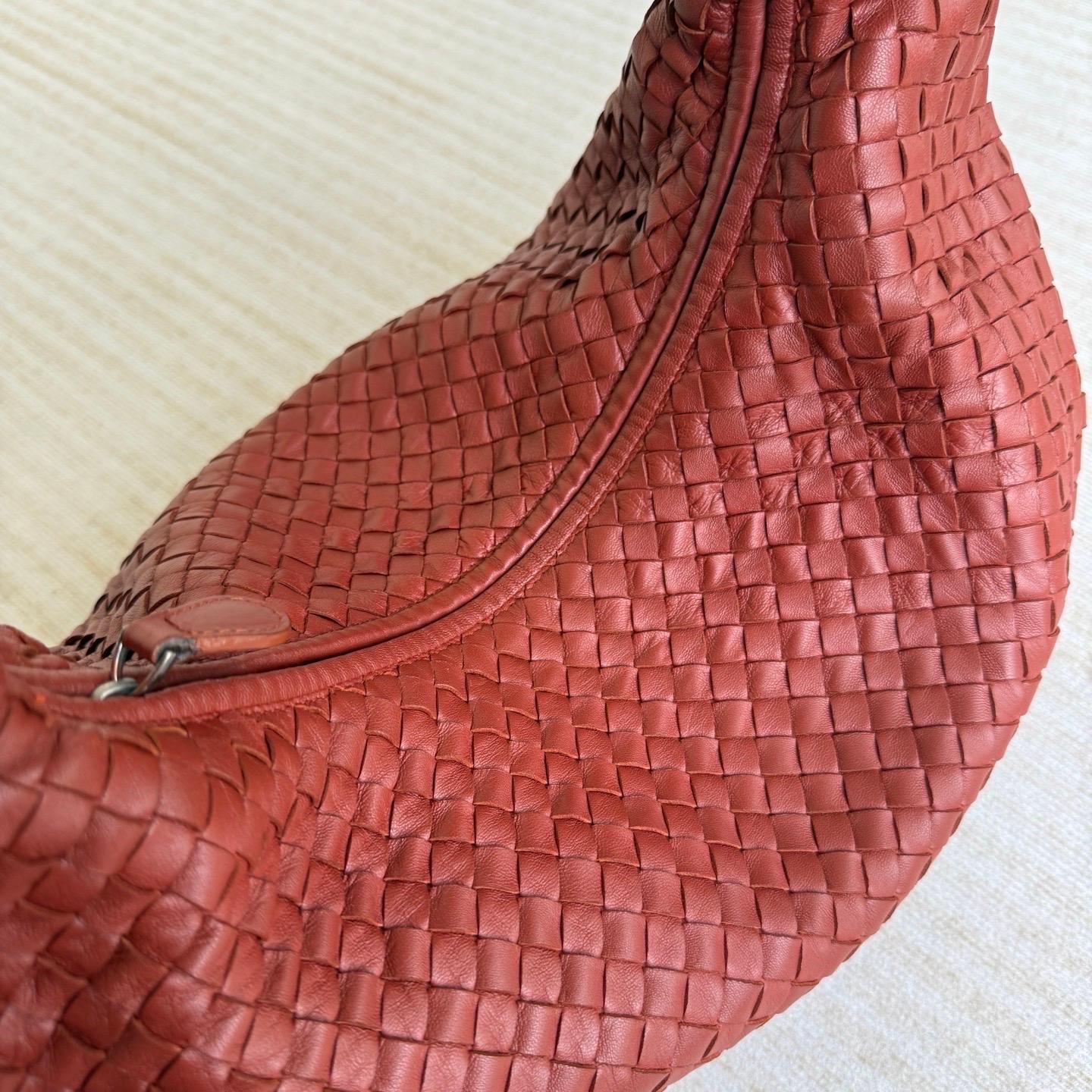 Bottega Veneta Veneta Hobo Large Burgundy 47cm Lambskin Leather en vente 8