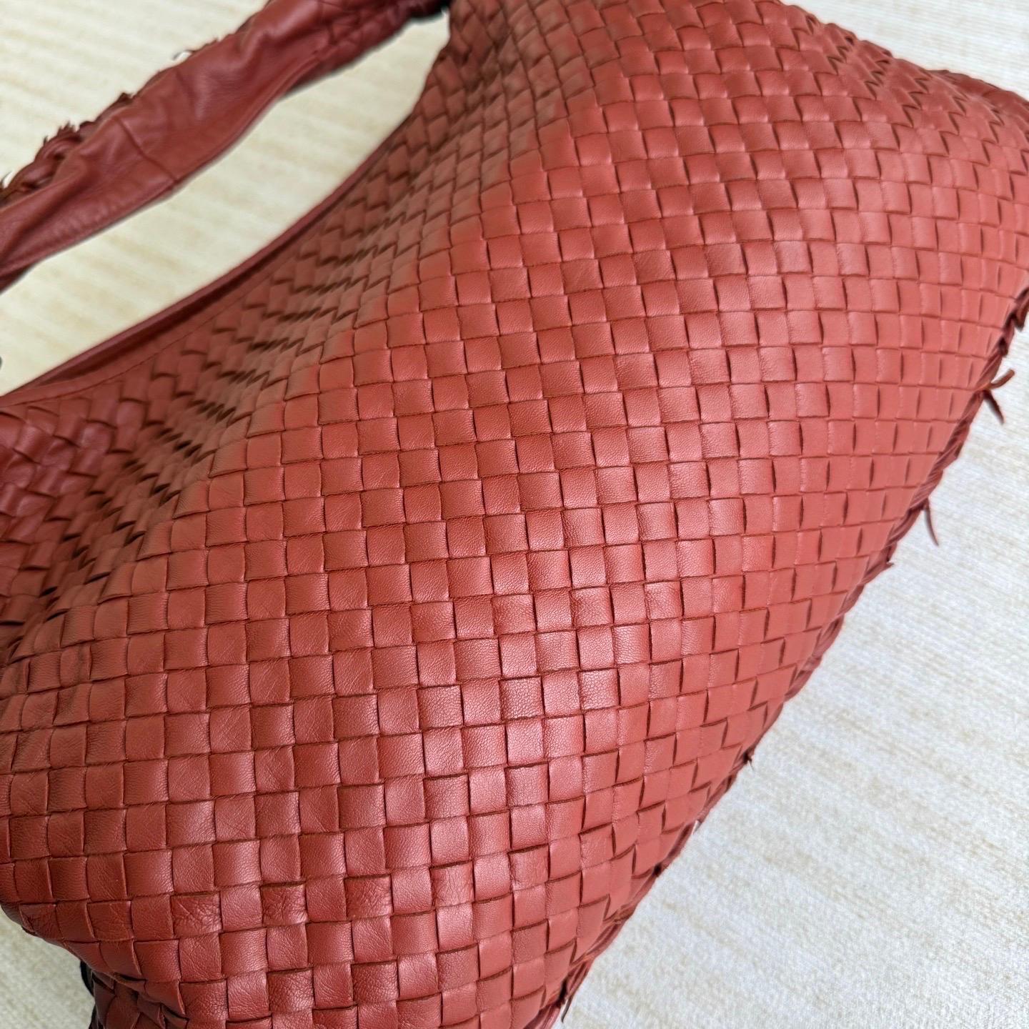 Bottega Veneta Veneta Hobo Large Burgundy 47cm Lambskin Leather en vente 9