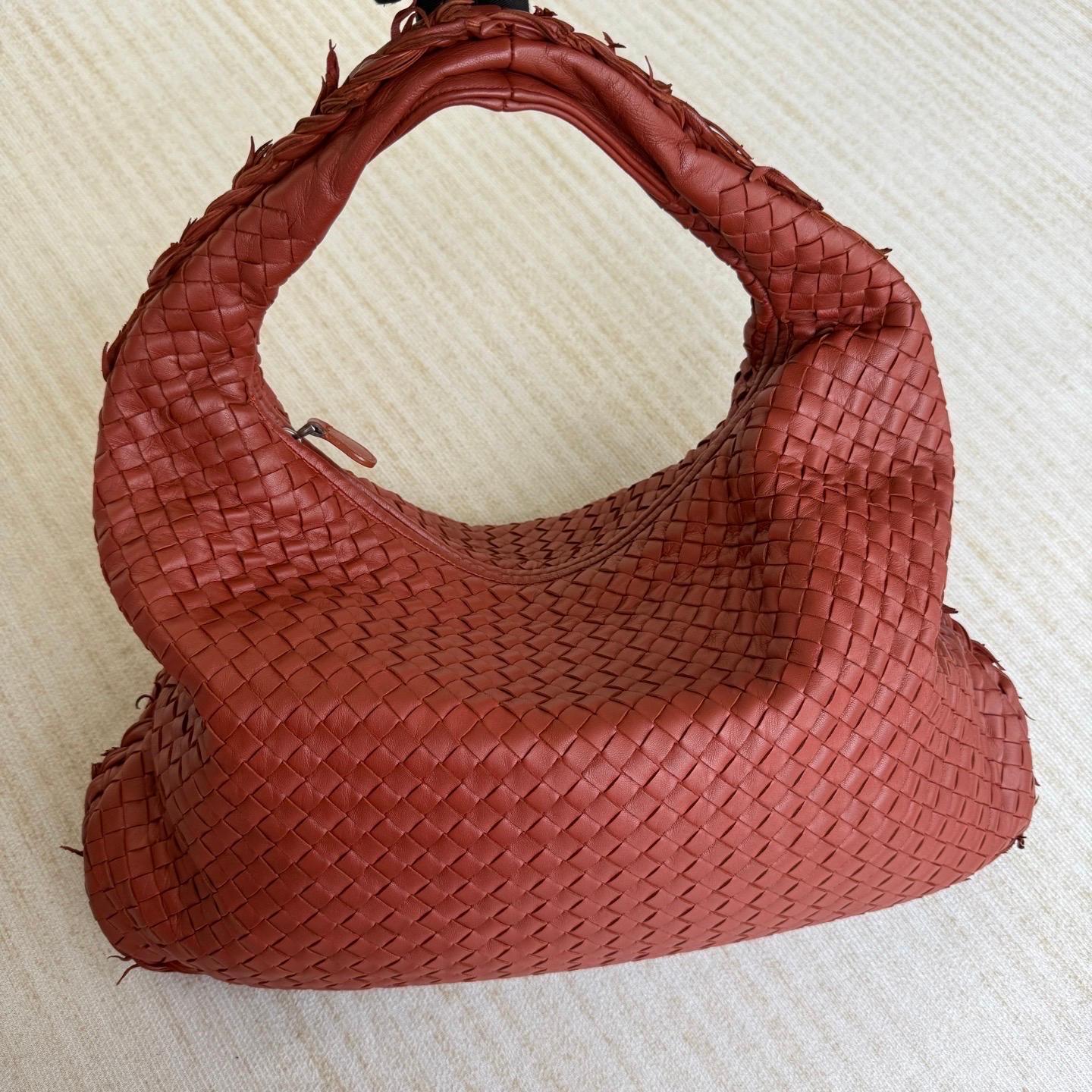 Bottega Veneta Veneta Hobo Large Burgundy 47cm Lambskin Leather en vente 10