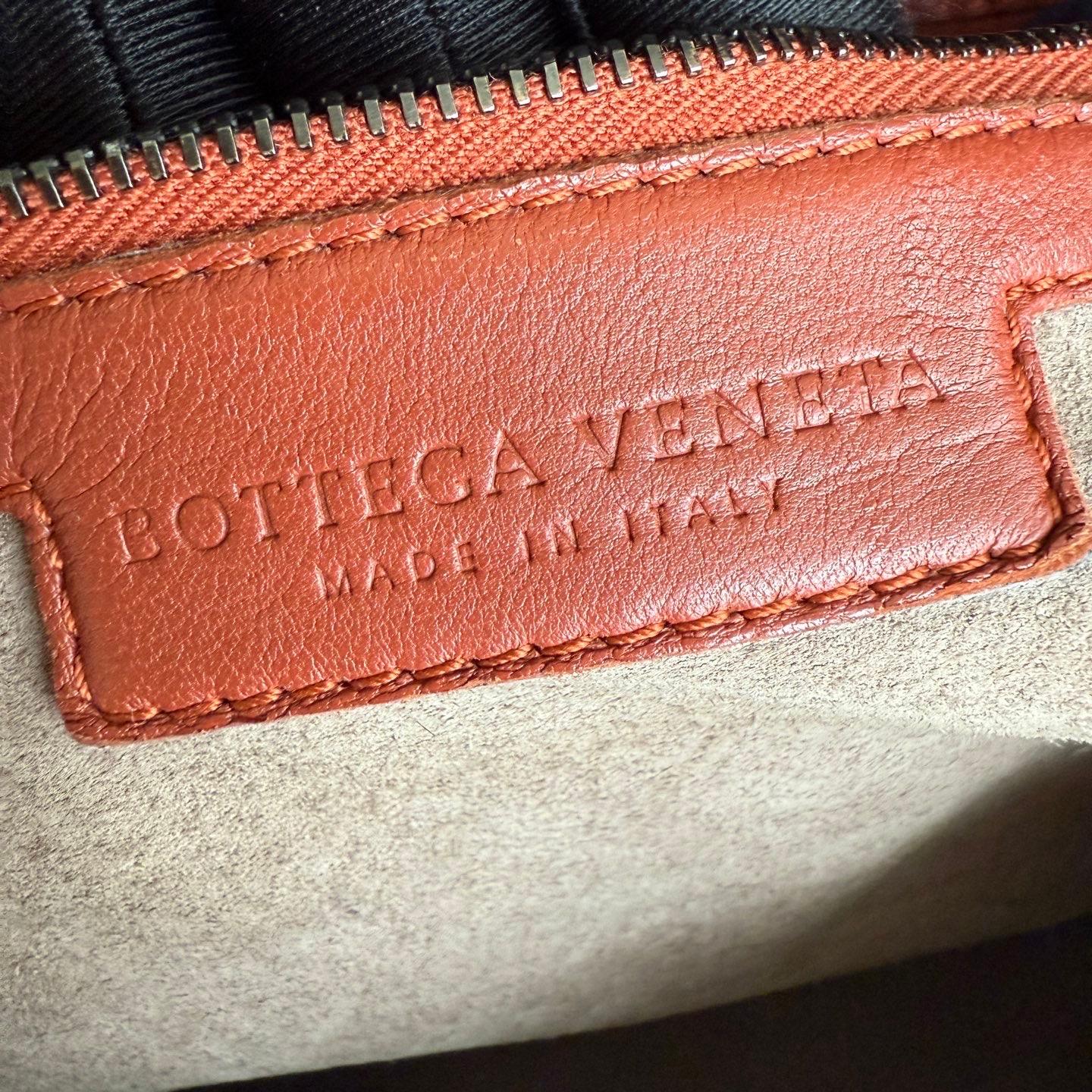 Bottega Veneta Veneta Hobo Large Burgundy 47cm Lambskin Leather en vente 11