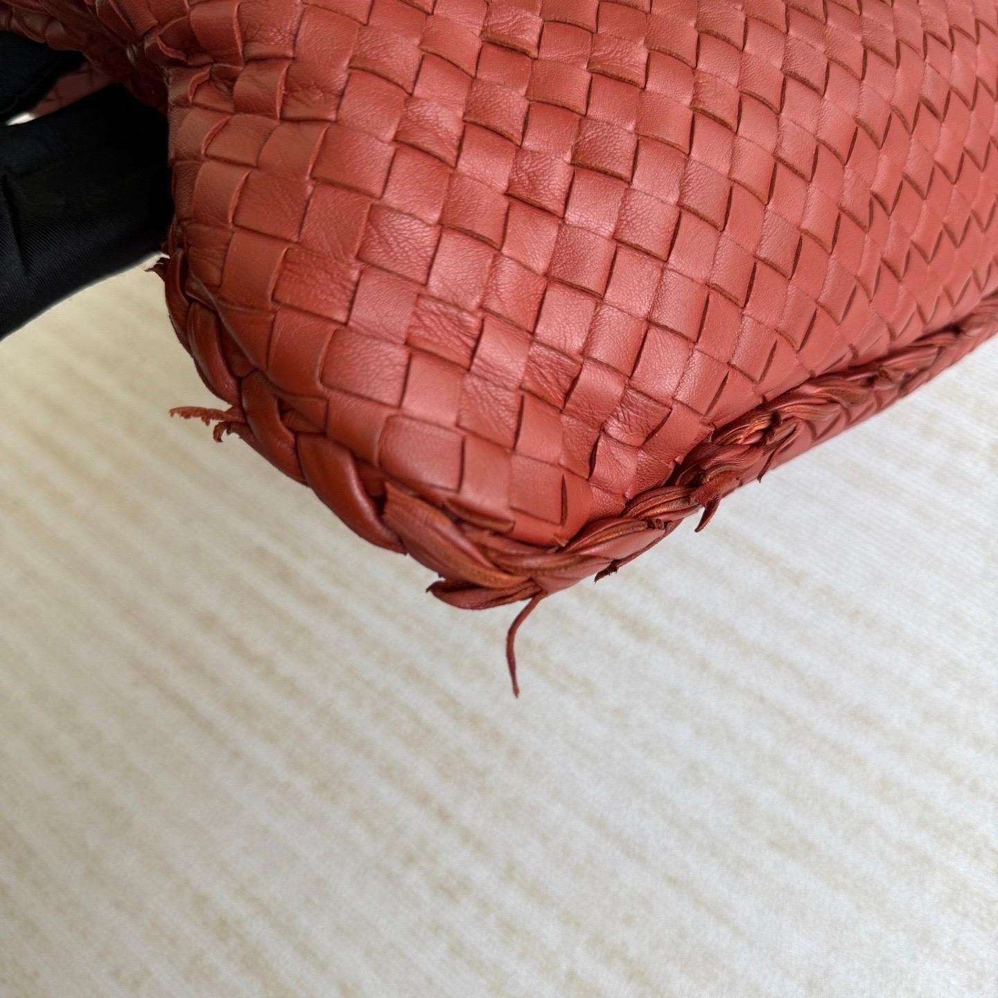 Bottega Veneta Veneta Hobo Large Burgundy 47cm Lambskin Leather en vente 14