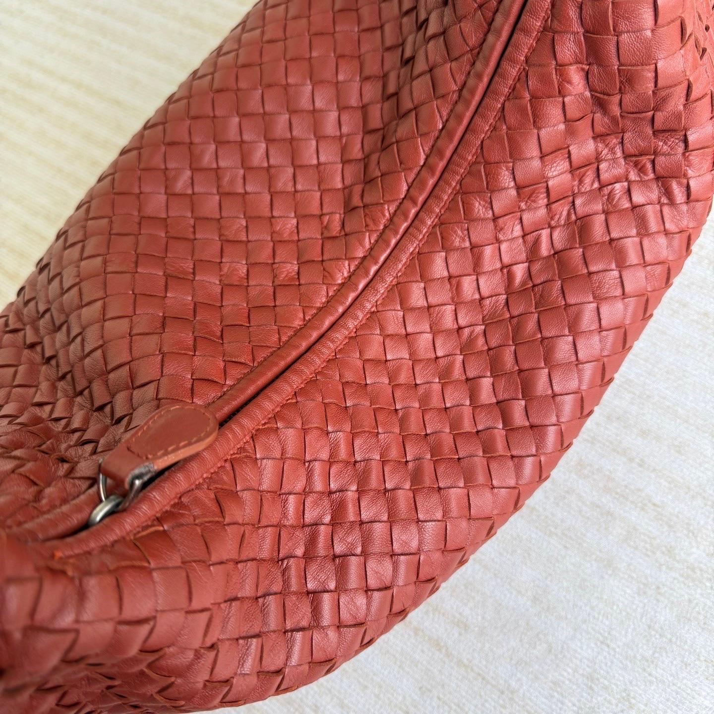 Bottega Veneta Veneta Hobo Large Burgundy 47cm Lambskin Leather en vente 15