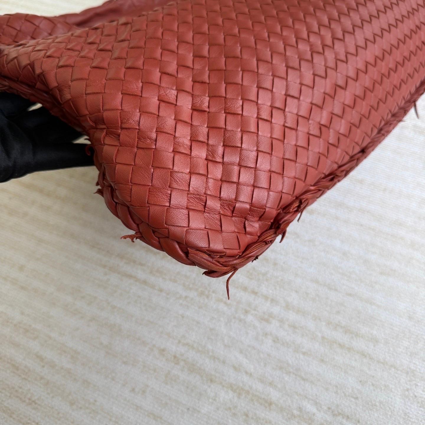 Bottega Veneta Veneta Hobo Large Burgundy 47cm Lambskin Leather Excellent état - En vente à AUBERVILLIERS, FR