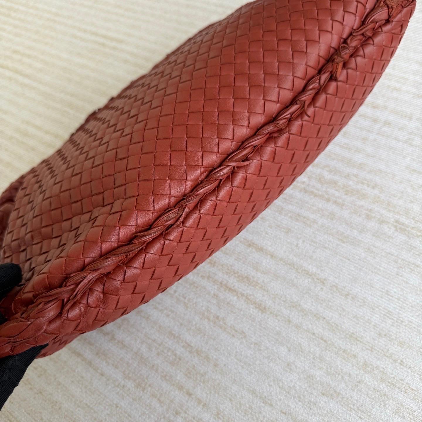 Bottega Veneta Veneta Hobo Large Burgundy 47cm Lambskin Leather Pour femmes en vente