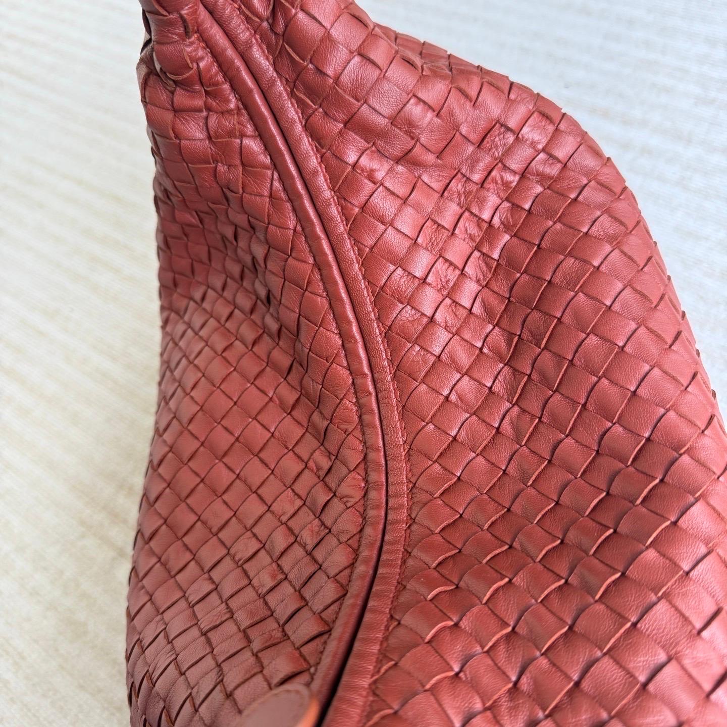 Bottega Veneta Veneta Hobo Large Burgundy 47cm Lambskin Leather en vente 2