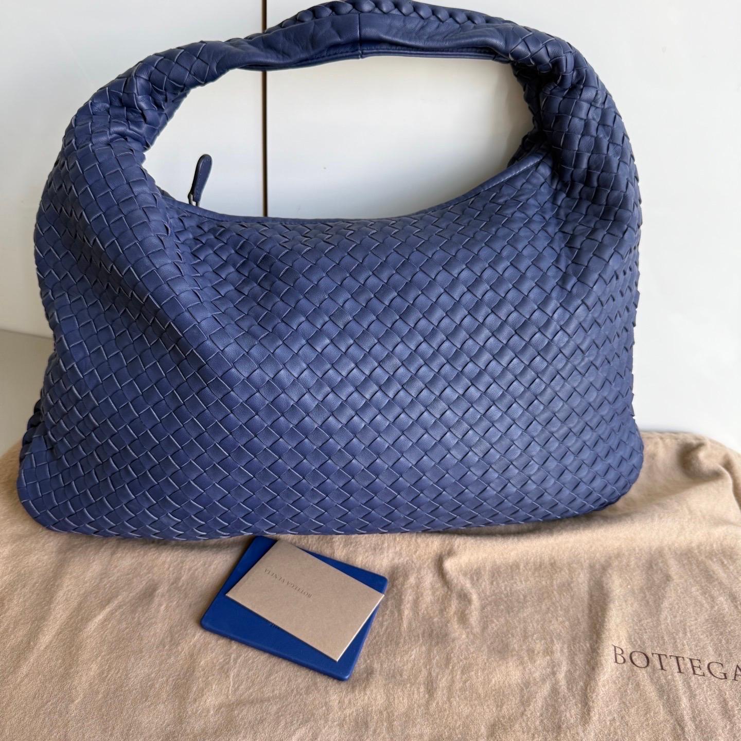 This Bottega Veneta Veneta Bag is an exceptional piece of luxury, crafted from iconic lambskin leather with the instantly recognizable Intrecciato weave. This bag is roomy enough for all your essentials, it's the perfect winter accessory for stylish
