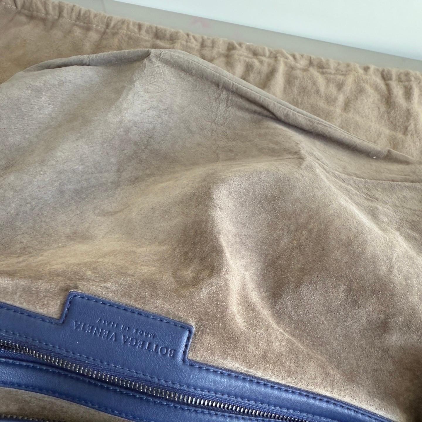 Bottega Veneta Veneta Hobo Large Navy Intrecciato Leather Bag 47cm 3
