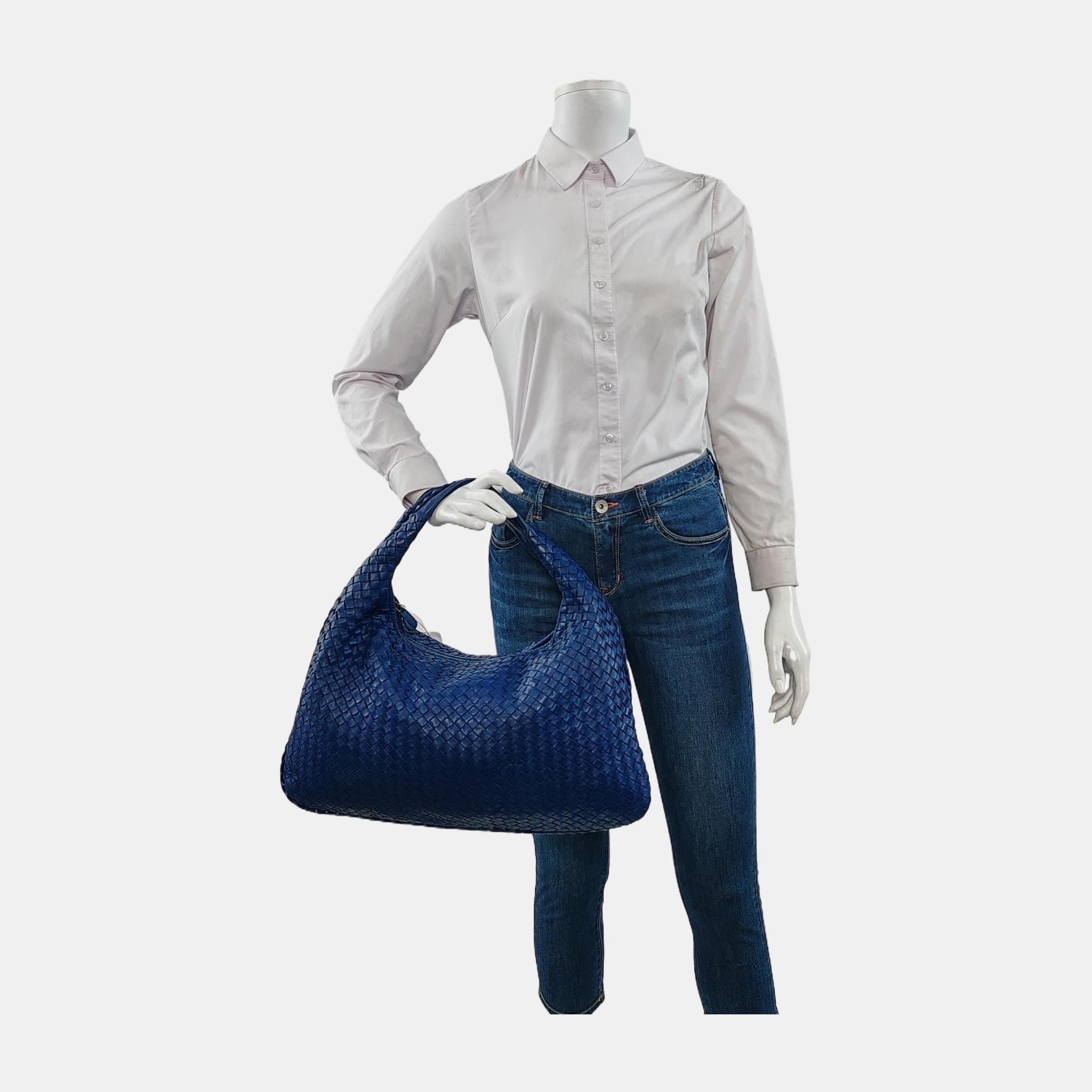 This Bottega Veneta Veneta Bag is an exceptional piece of luxury, crafted from iconic lambskin leather with the instantly recognizable Intrecciato weave. This bag is roomy enough for all your essentials, it's the perfect winter accessory for stylish