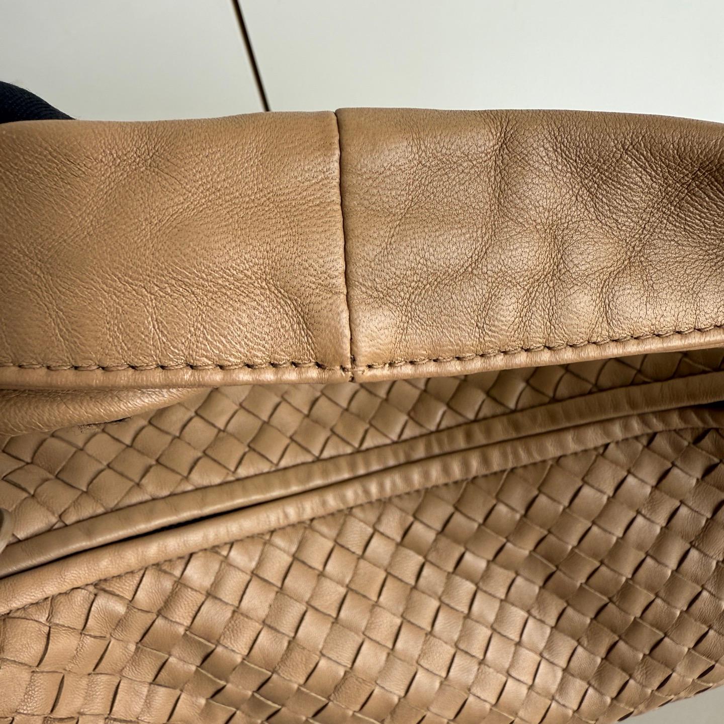 Bottega Veneta Veneta Hobo Light Beige Brown Intrecciato Ledertasche 47cm im Angebot 7