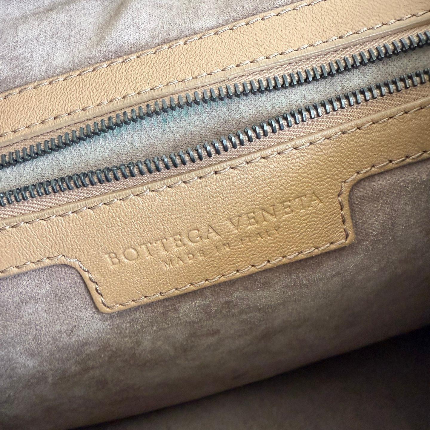 Bottega Veneta Veneta Hobo Light Beige Brown Intrecciato Ledertasche 47cm im Angebot 14