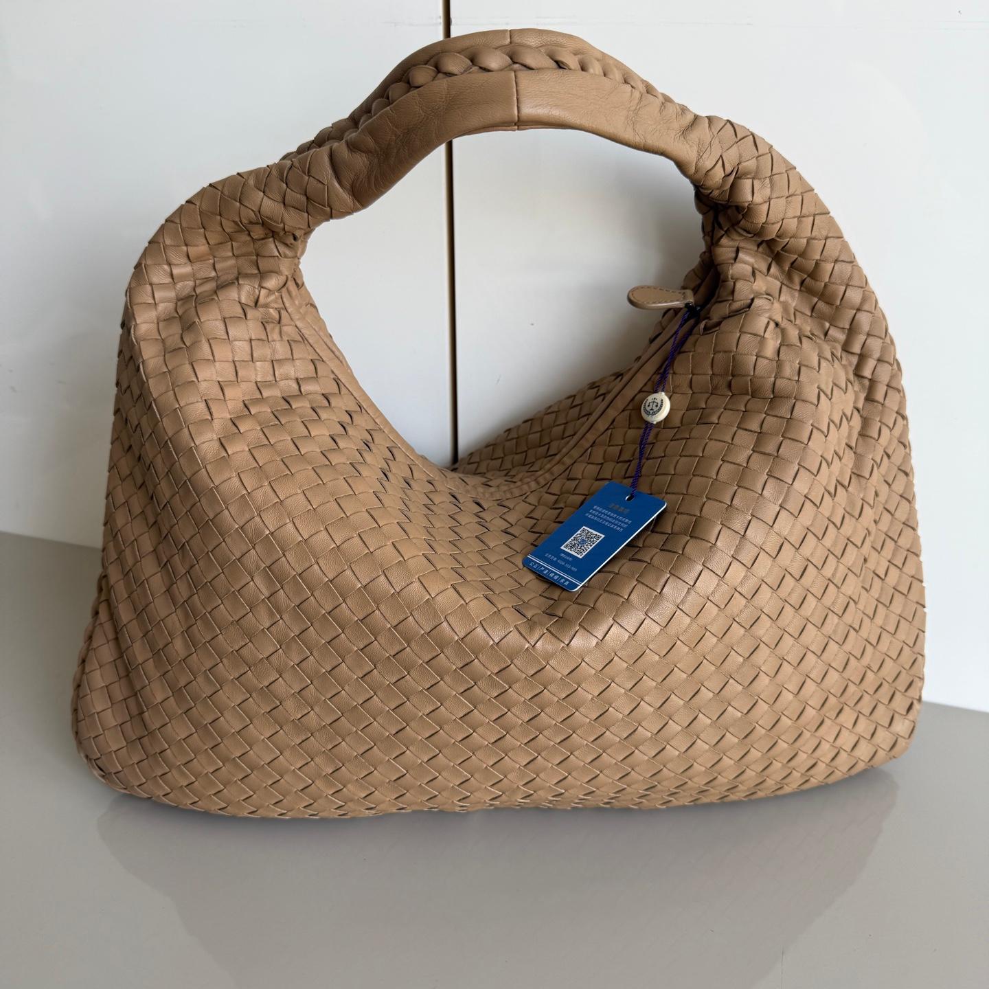 Diese Bottega Veneta Veneta Tasche ist ein außergewöhnliches Stück Luxus, gefertigt aus dem kultigen Lammleder mit dem unverkennbaren Intrecciato-Gewebe. Diese Tasche ist geräumig genug für alles, was Sie brauchen. Sie ist das perfekte Accessoire