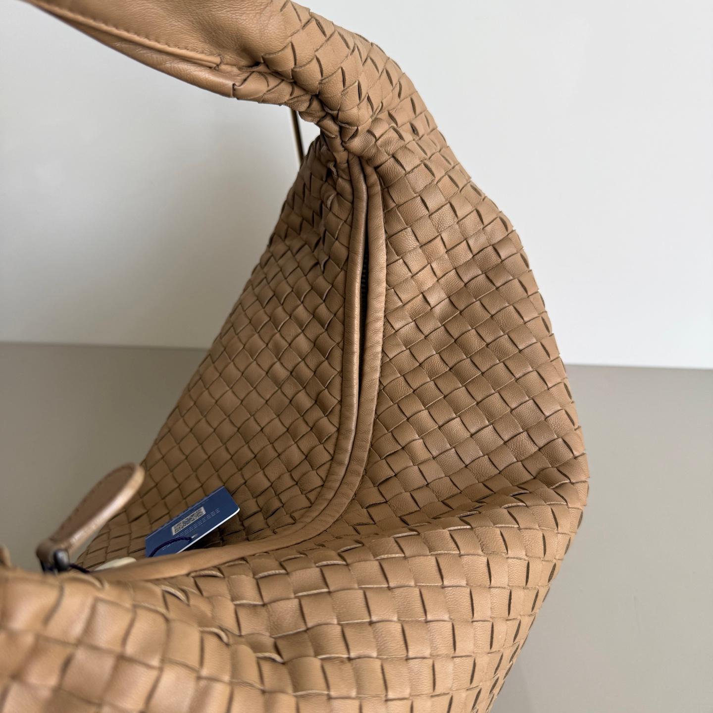 Bottega Veneta Veneta Hobo Light Beige Brown Intrecciato Ledertasche 47cm im Zustand „Hervorragend“ im Angebot in AUBERVILLIERS, FR