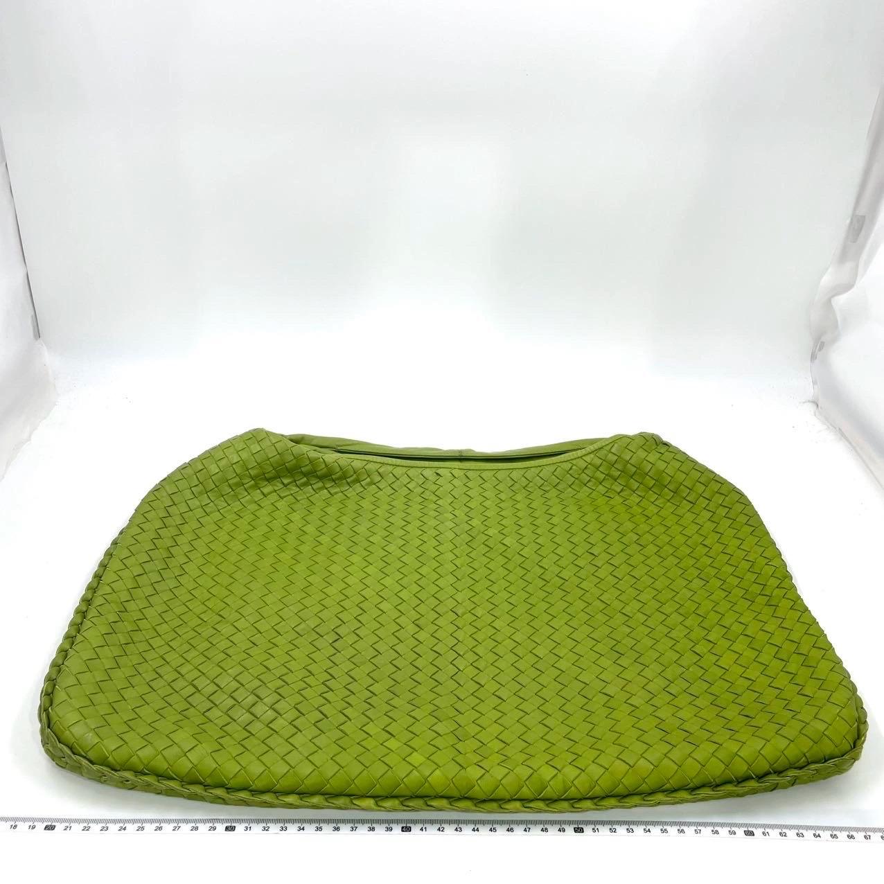 Questa borsa Bottega Veneta è un pezzo di lusso eccezionale, realizzato con l'iconica pelle di agnello con l'inconfondibile trama Intrecciato. Questa borsa è abbastanza capiente da contenere tutti i tuoi oggetti essenziali ed è l'accessorio perfetto