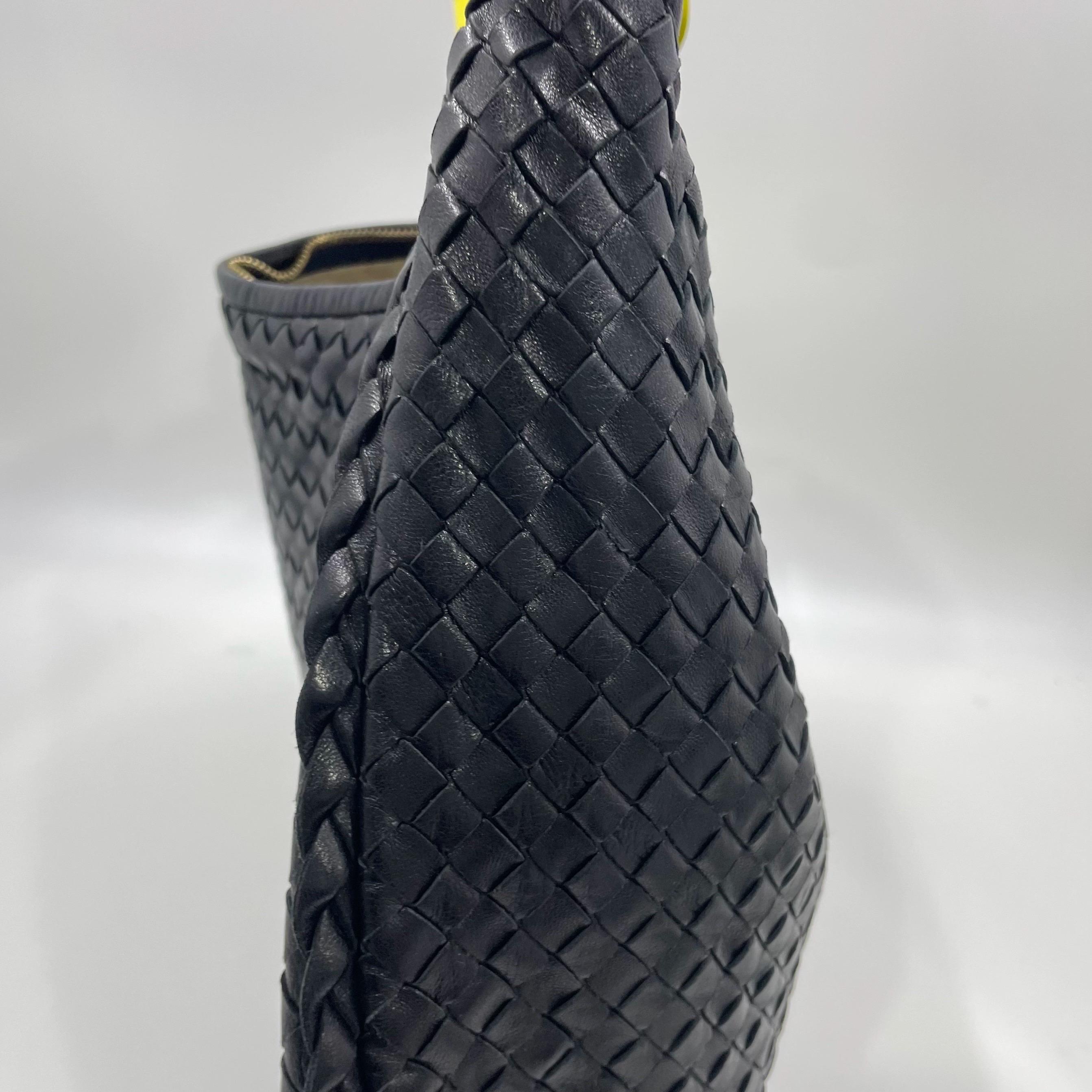 Bottega Veneta Hobo Maxi in pelle nera 51cm in vendita 6