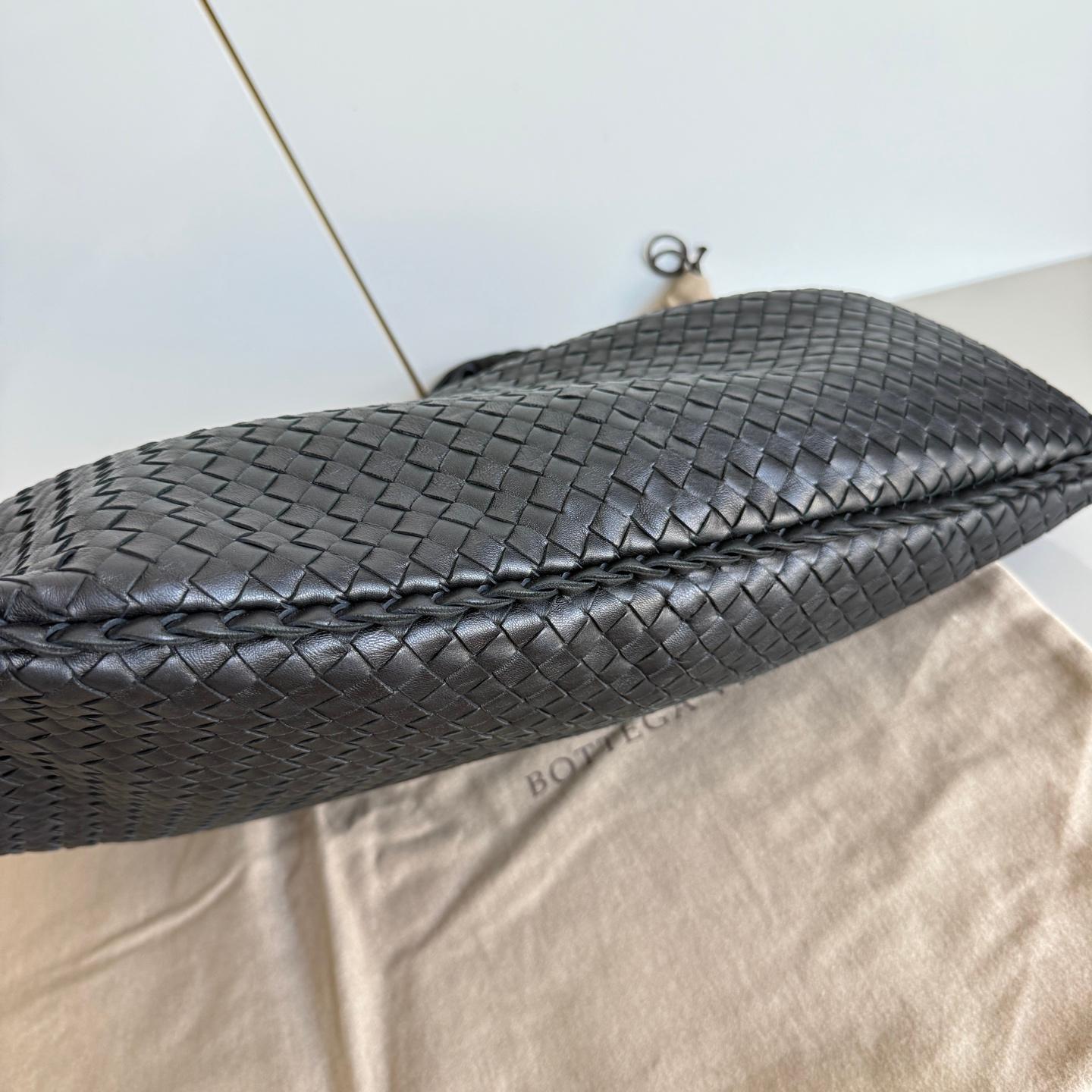 Bottega Veneta Veneta Hobo Maxi Schwarz Leder 51cm im Angebot 7