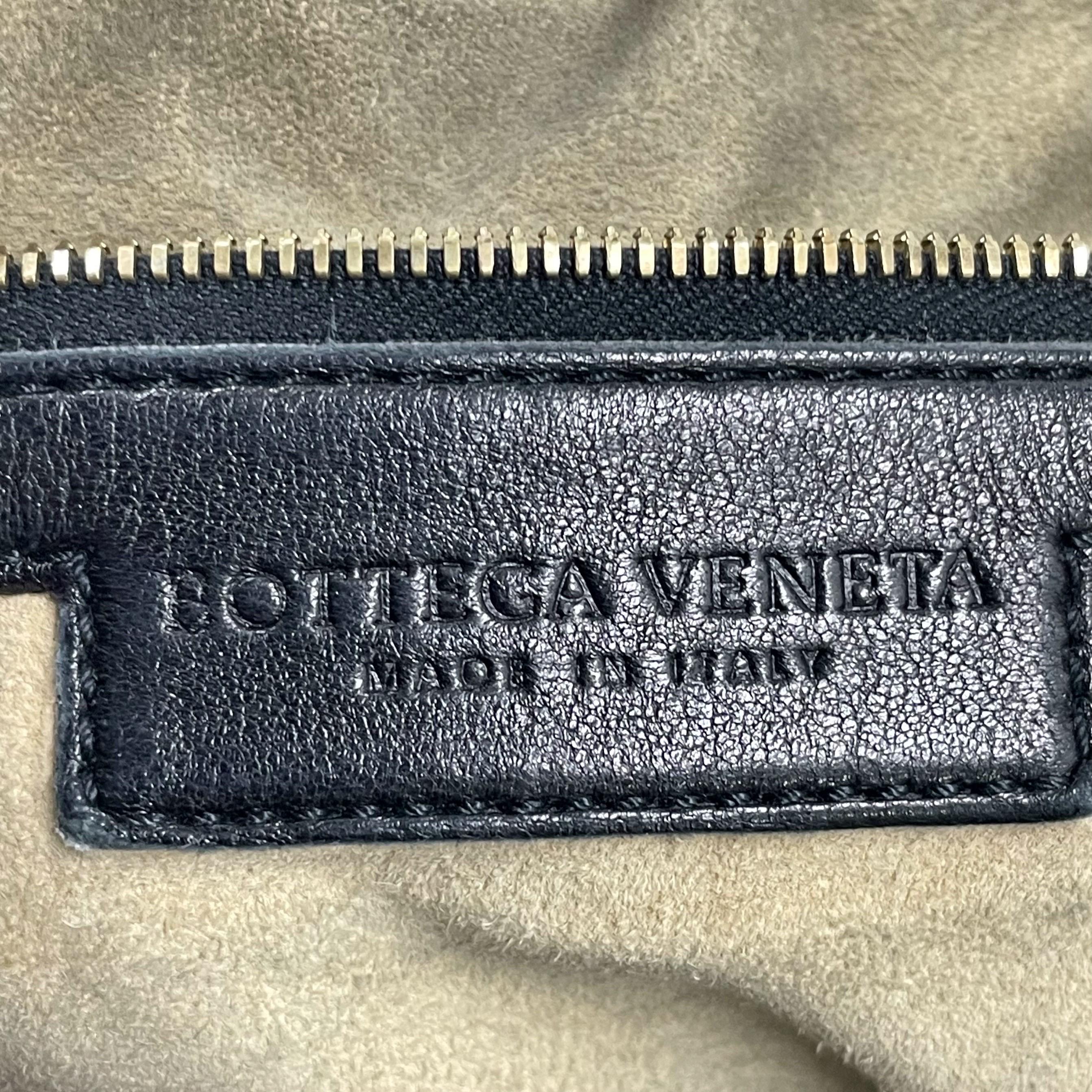 Bottega Veneta Hobo Maxi in pelle nera 51cm in vendita 7