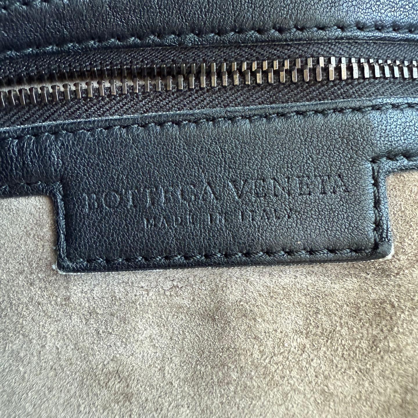 Bottega Veneta Veneta Hobo Maxi Schwarz Leder 51cm im Angebot 13