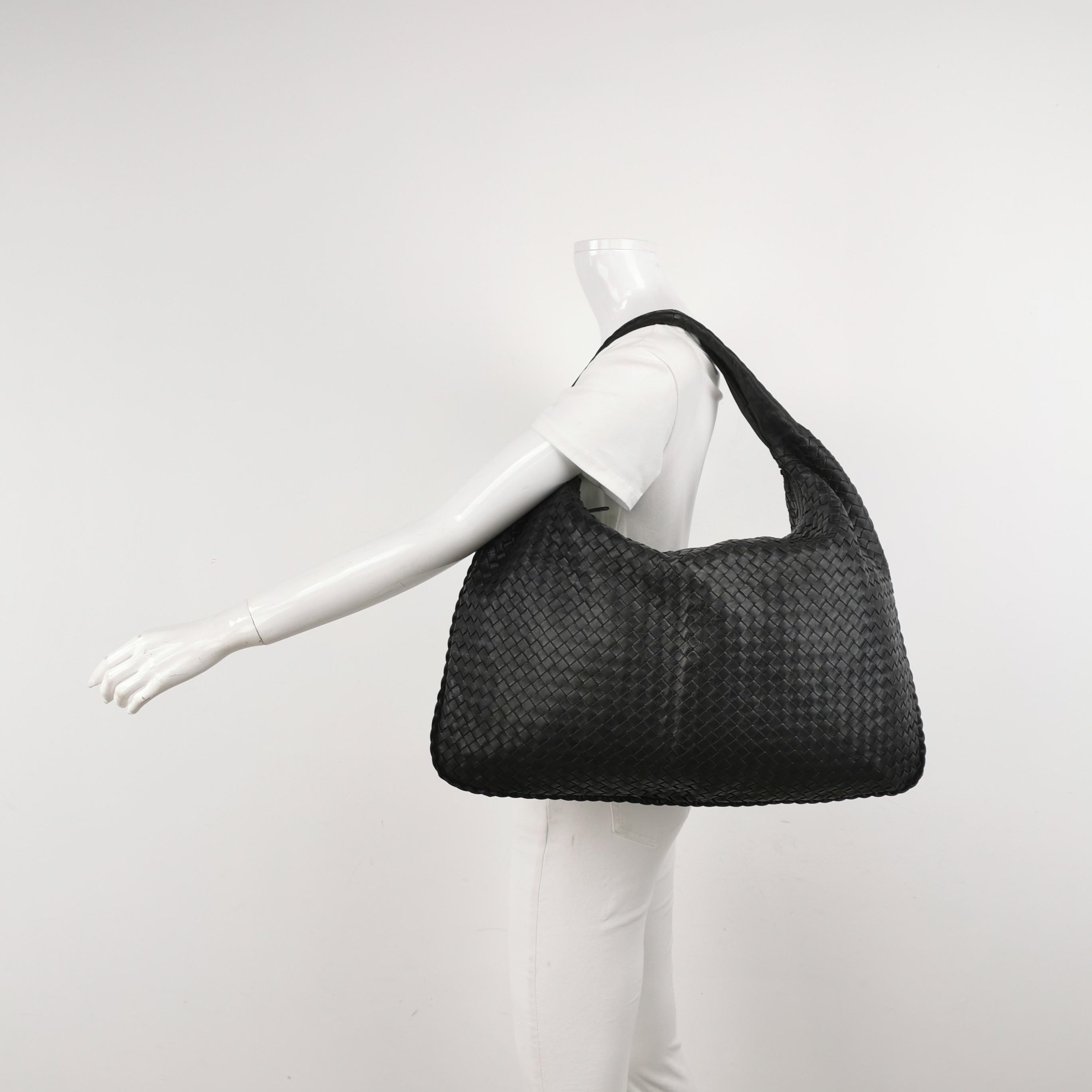 Ce sac Bottega Veneta est une pièce de luxe exceptionnelle, réalisée en cuir d'agneau emblématique avec le tissage Intrecciato immédiatement reconnaissable. Ce sac est suffisamment spacieux pour contenir tous vos essentiels, c'est l'accessoire