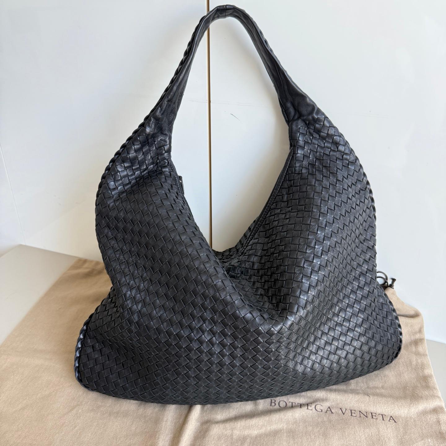 Bottega Veneta Veneta Hobo Maxi Schwarz Leder 51cm
 Dies sind professionelle Fotos der tatsächlichen Tasche.
 Diese Bottega Veneta Veneta Tasche ist ein außergewöhnliches Stück Luxus, gefertigt aus dem kultigen Lammleder mit dem unverkennbaren