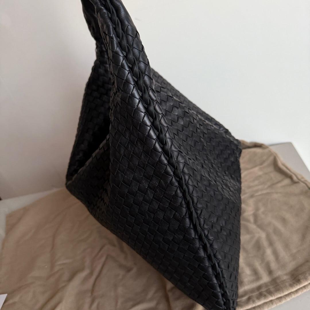 Bottega Veneta Veneta Hobo Maxi Black Leather 51cm In Excellent Condition For Sale In AUBERVILLIERS, FR