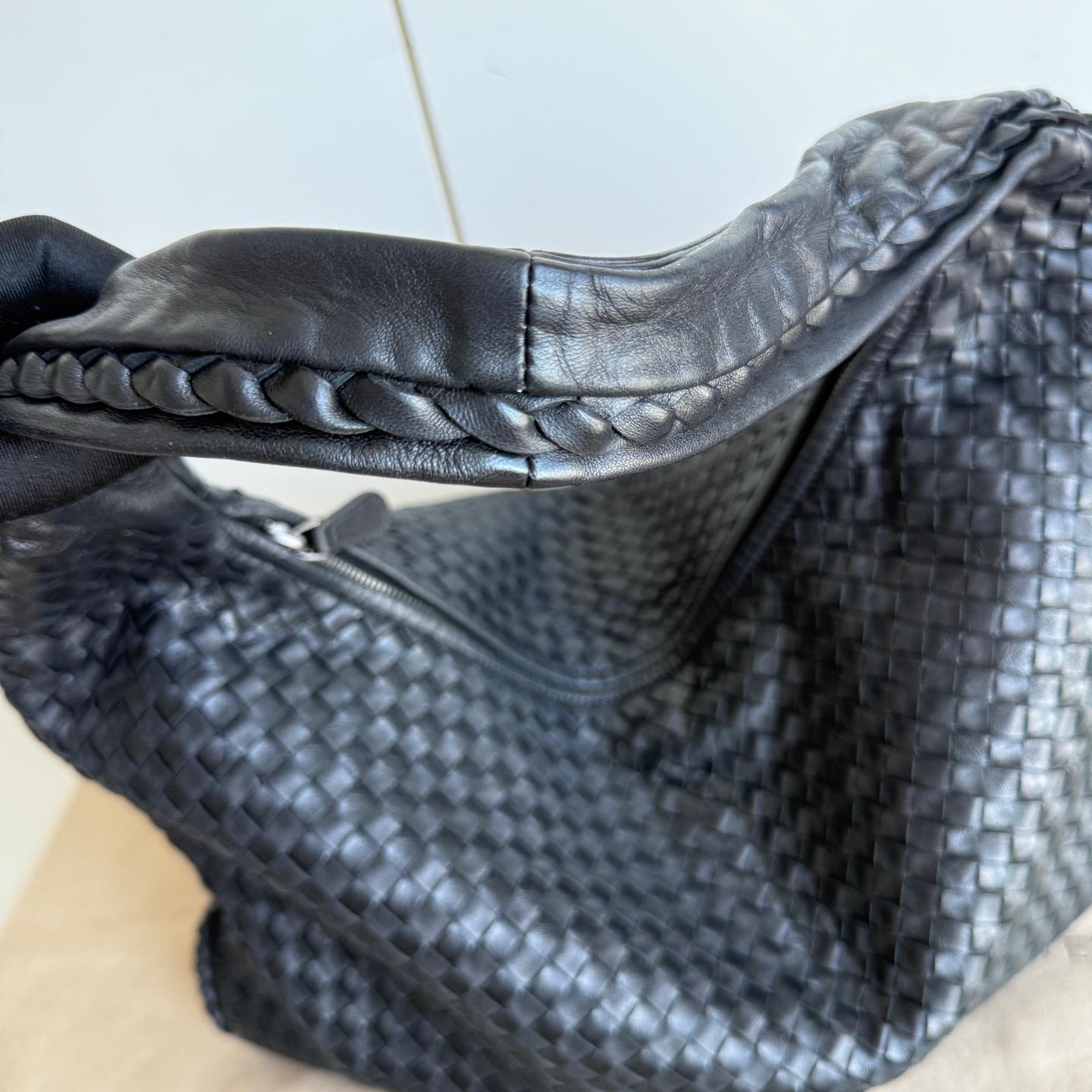 Bottega Veneta Veneta Hobo Maxi Schwarz Leder 51cm im Zustand „Hervorragend“ im Angebot in AUBERVILLIERS, FR