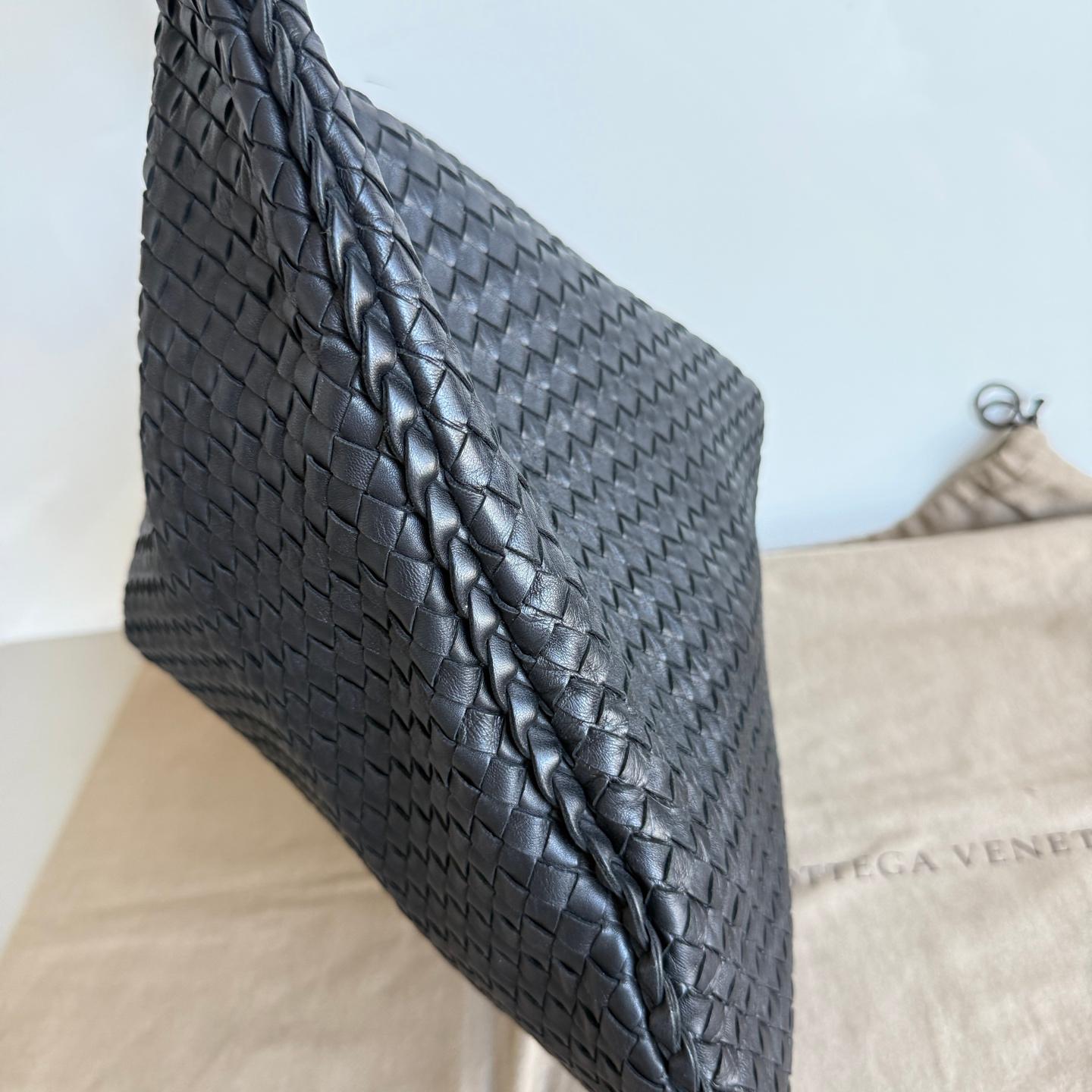 Bottega Veneta Veneta Hobo Maxi Schwarz Leder 51cm im Angebot 2