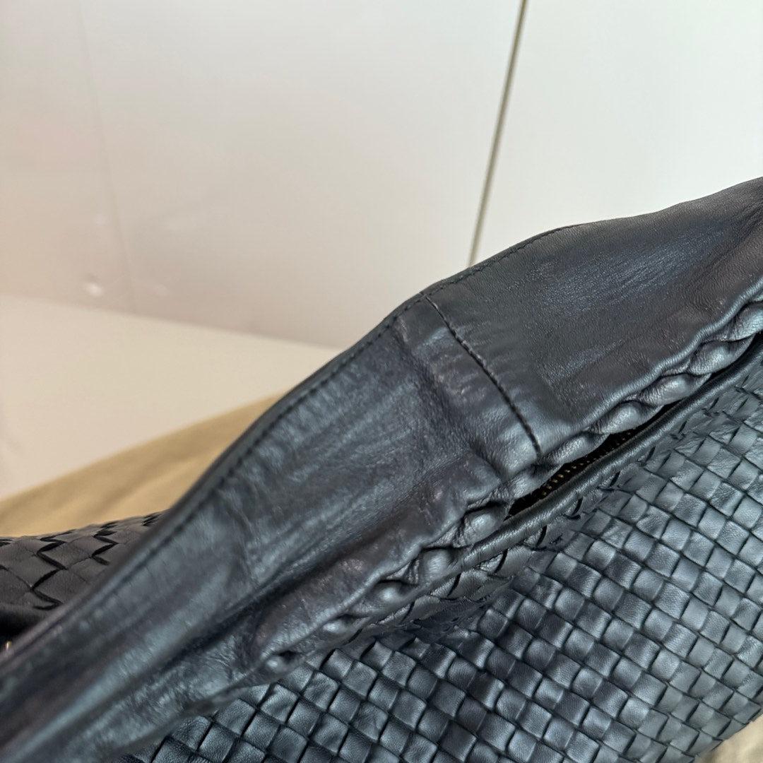 Bottega Veneta Veneta Hobo Maxi Black Leather 51cm For Sale 4
