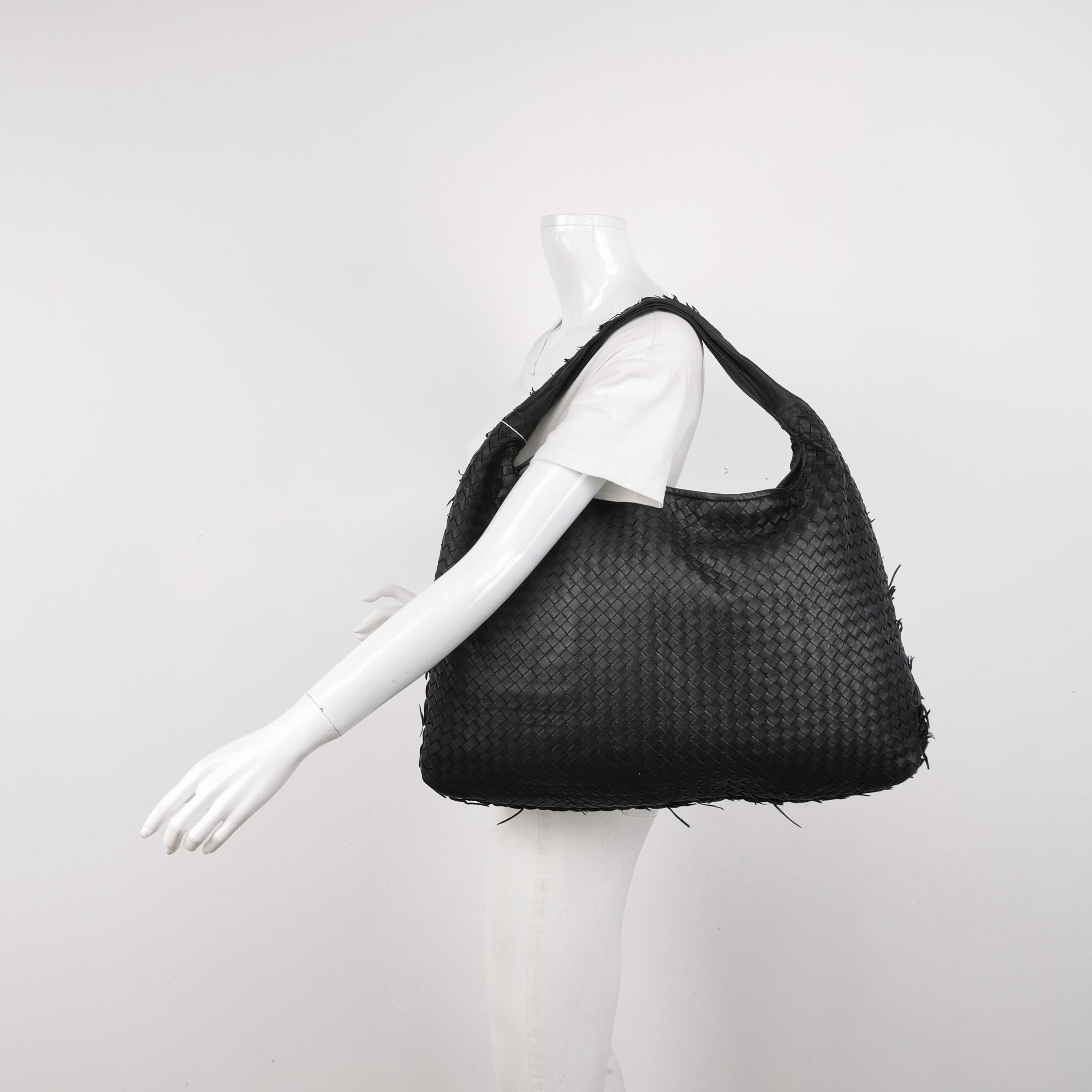 Bottega Veneta Hobo Maxi Nero Piccole Frange Pelle 51cm
Queste sono foto professionali della borsa offerta da Luxbags.
Questa borsa Bottega Veneta è un pezzo di lusso eccezionale, realizzato con l'iconica pelle di agnello con l'inconfondibile trama