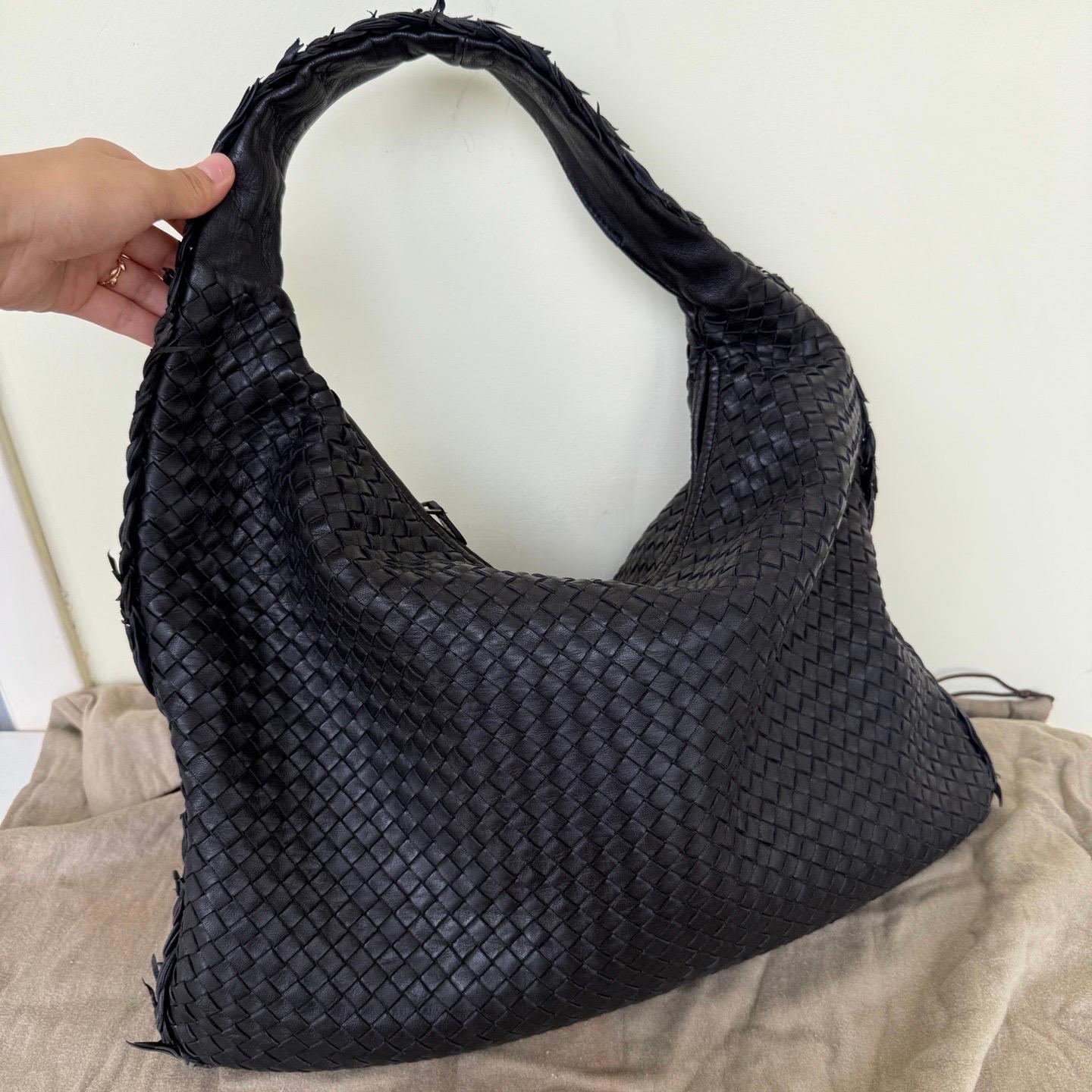 This Bottega Veneta Veneta Bag is an exceptional piece of luxury, crafted from iconic lambskin leather with the instantly recognizable Intrecciato weave. This bag is roomy enough for all your essentials, it's the perfect accessory for stylish and